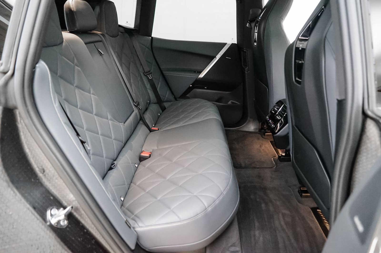 Fahrzeugabbildung BMW iX xDrive40 [Sportpaket, AHK, Laser, HUD, ACC]