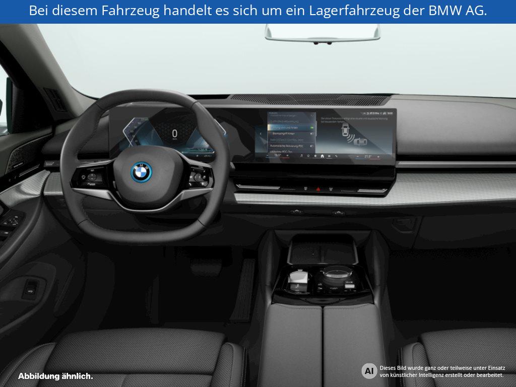 Fahrzeugabbildung BMW i5 eDrive40 Limousine