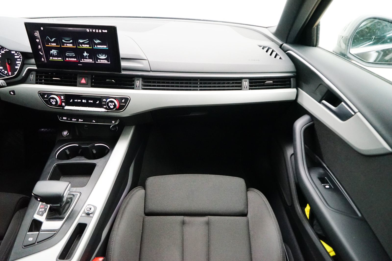 Fahrzeugabbildung Audi A4 Avant 40 TFSI [Navi, ACC, 18 LMR, SHZ]