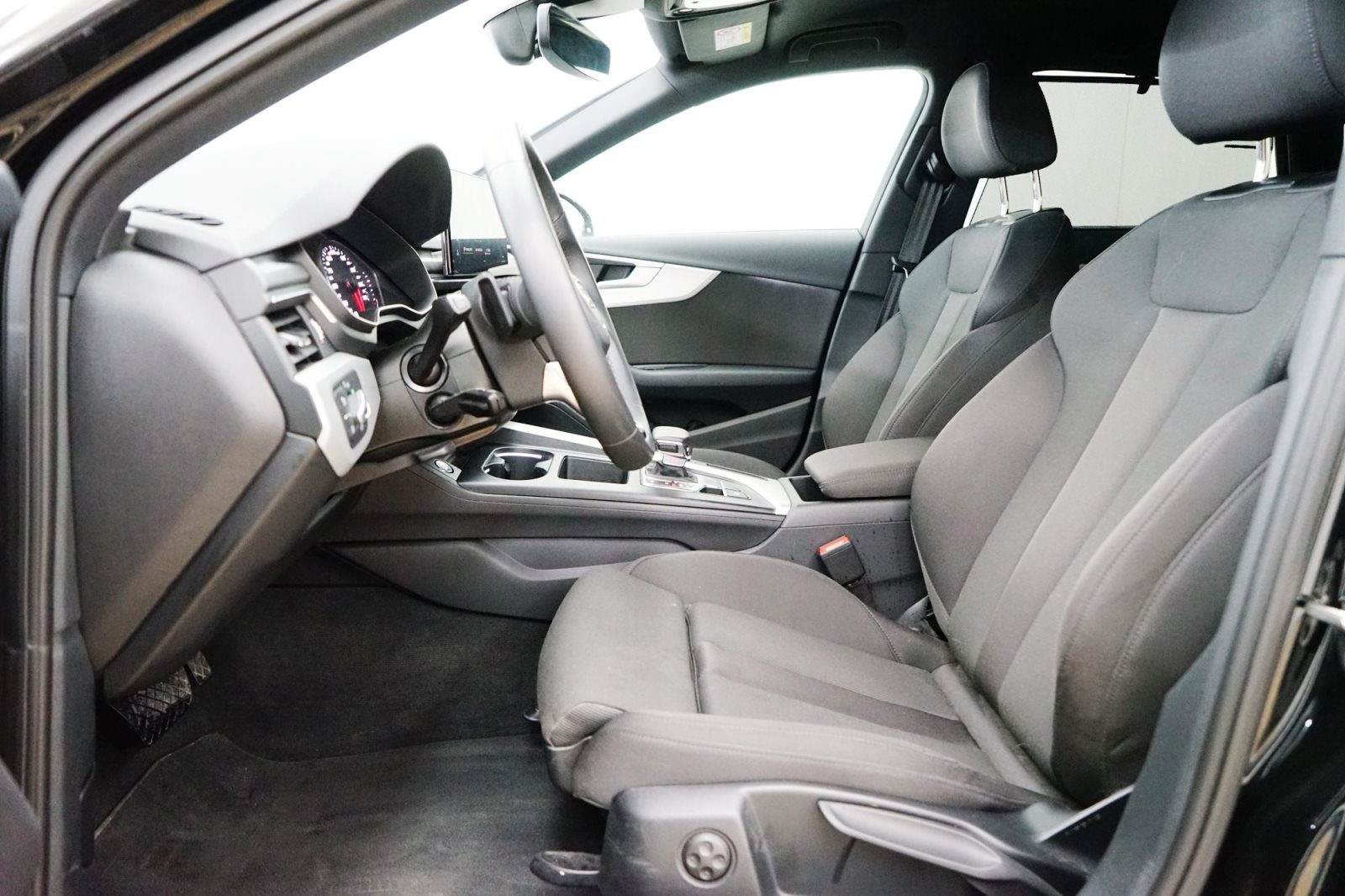 Fahrzeugabbildung Audi A4 Avant 40 TFSI [Navi, ACC, 18 LMR, SHZ]