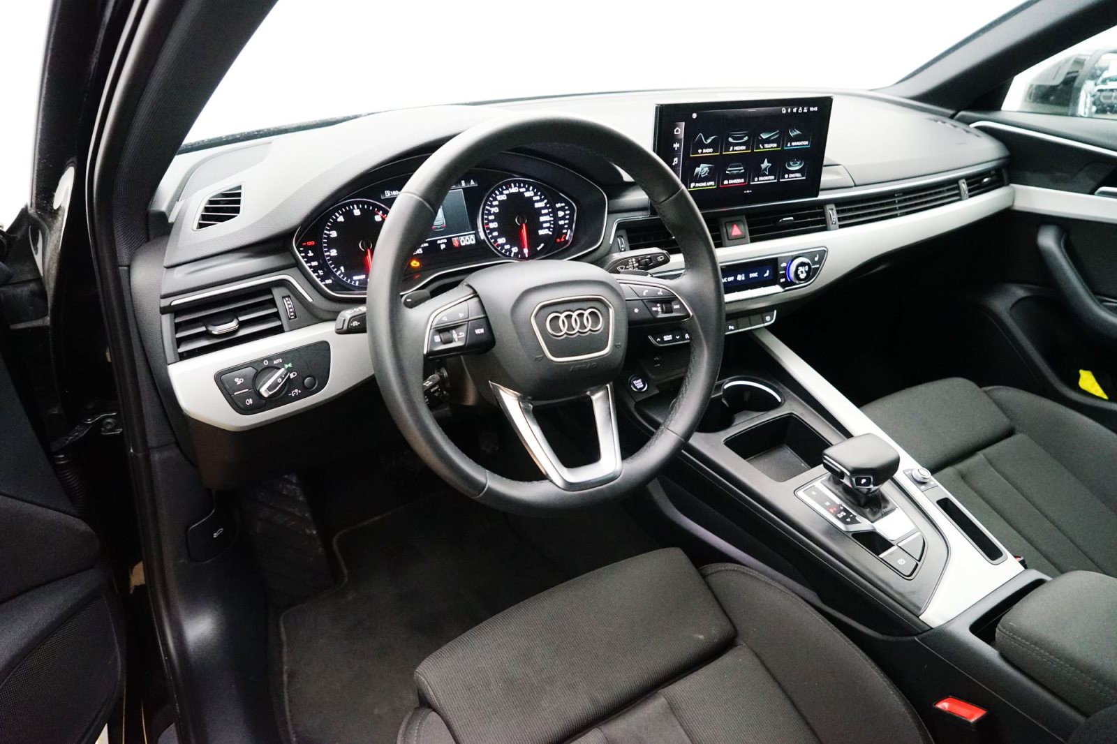 Fahrzeugabbildung Audi A4 Avant 40 TFSI [Navi, ACC, 18 LMR, SHZ]