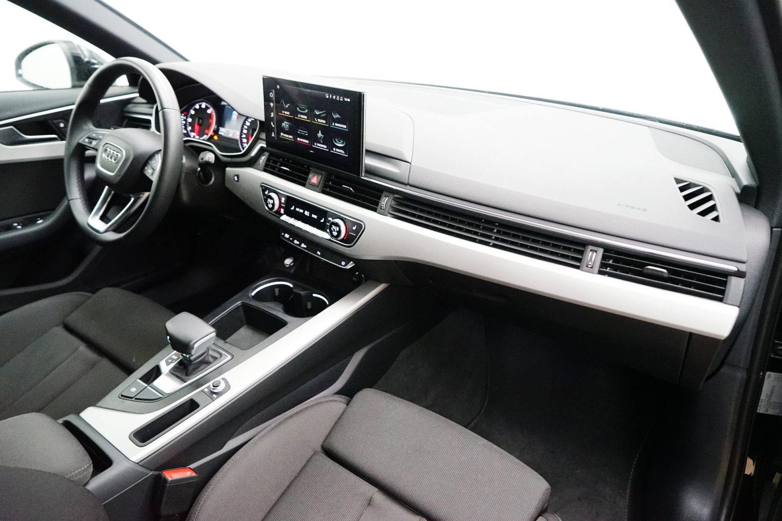 Fahrzeugabbildung Audi A4 Avant 40 TFSI [Navi, ACC, 18 LMR, SHZ]