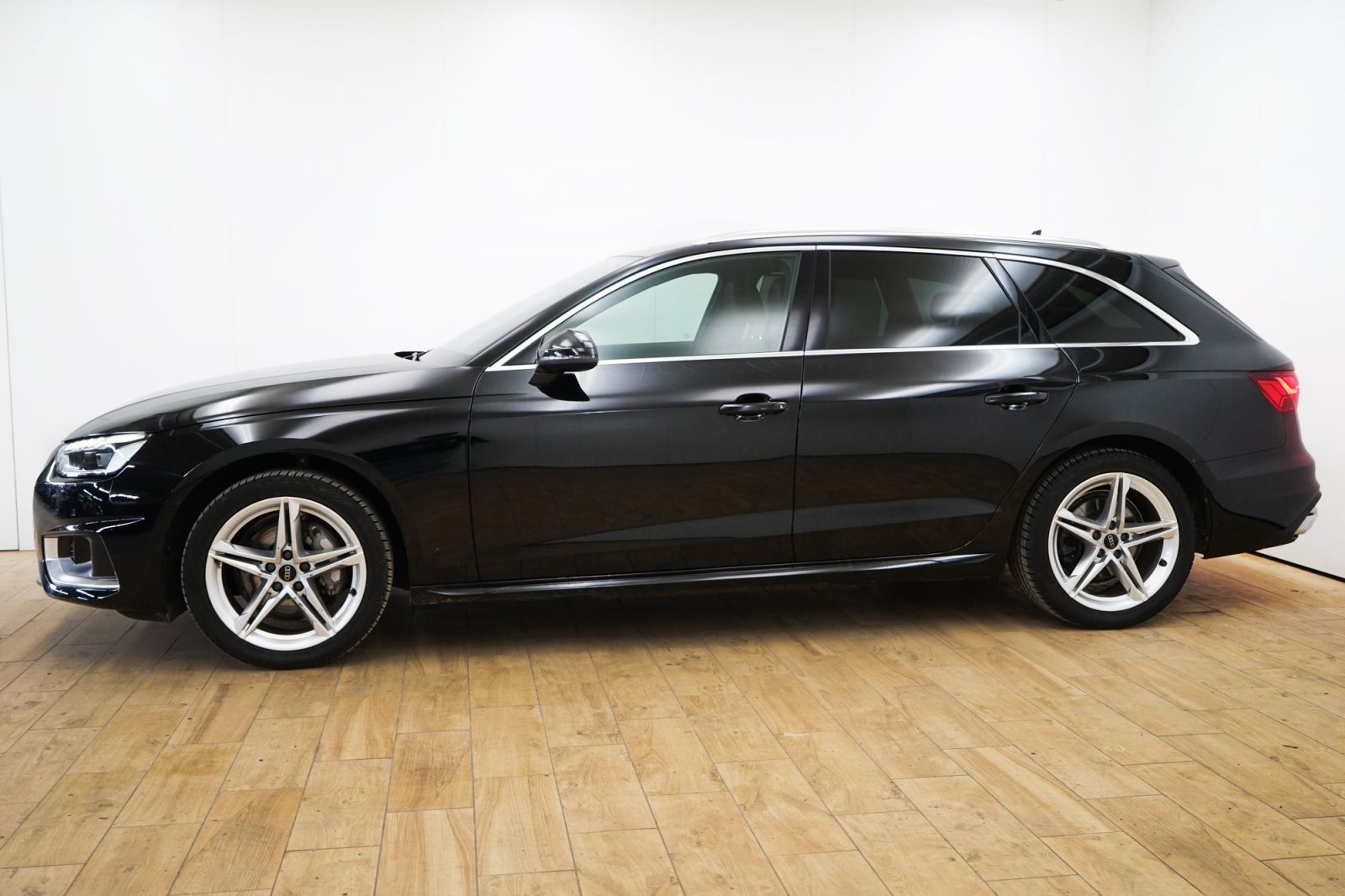 Fahrzeugabbildung Audi A4 Avant 40 TFSI [Navi, ACC, 18 LMR, SHZ]