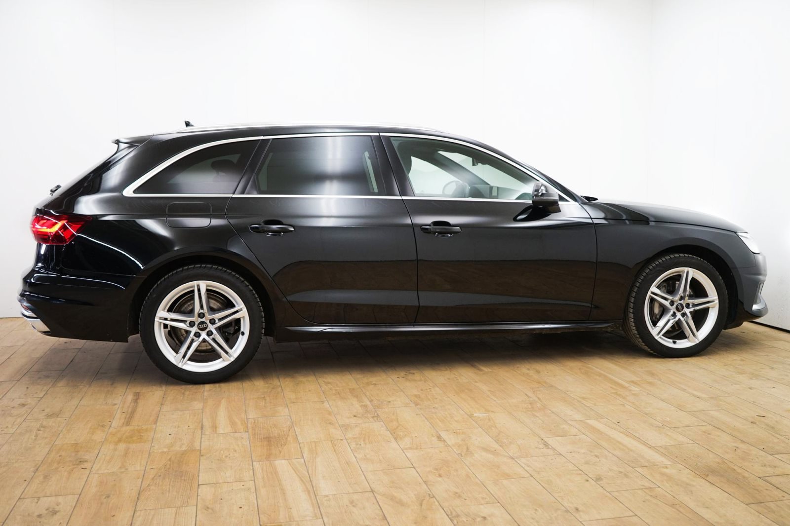 Fahrzeugabbildung Audi A4 Avant 40 TFSI [Navi, ACC, 18 LMR, SHZ]