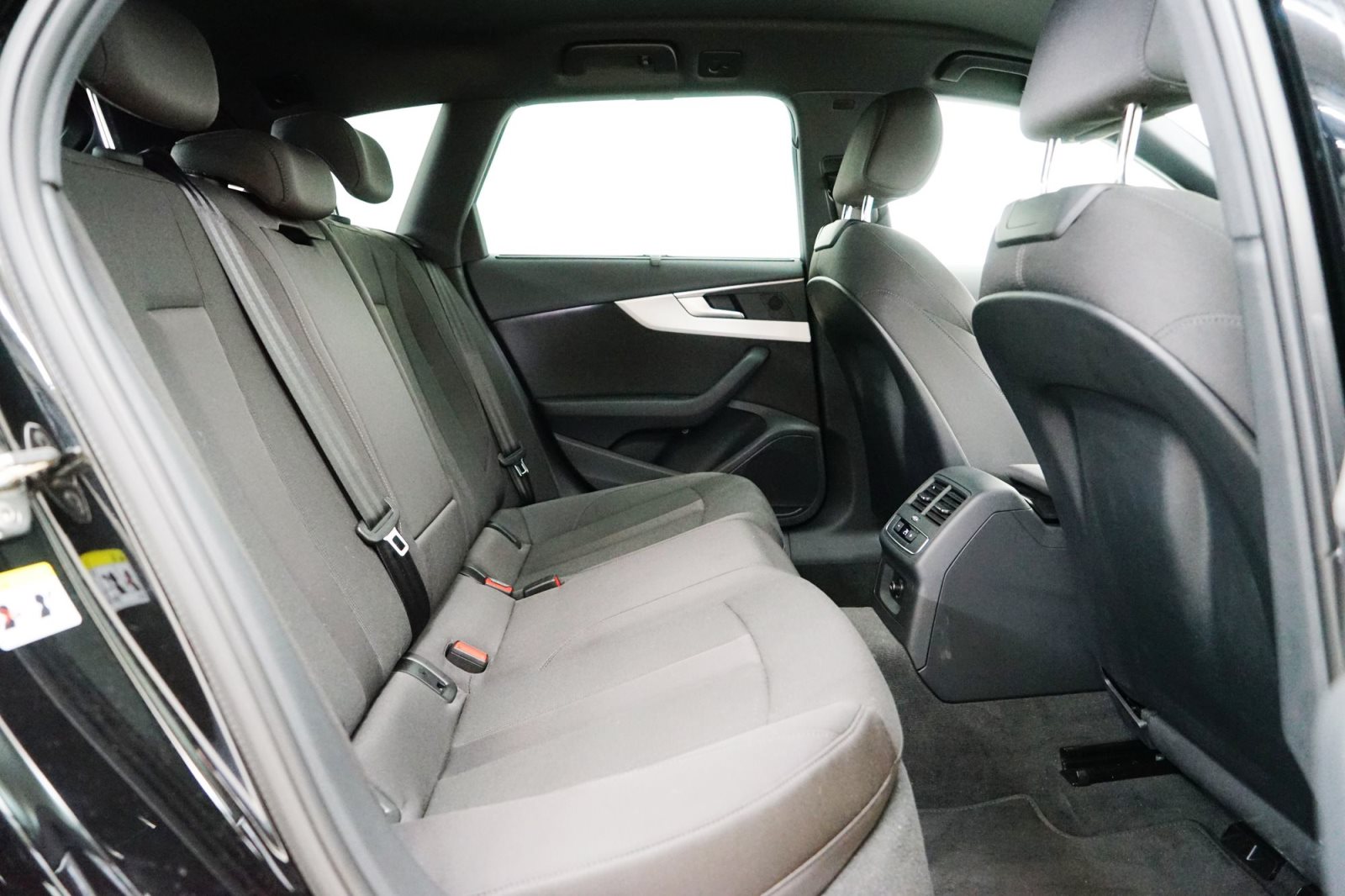 Fahrzeugabbildung Audi A4 Avant 40 TFSI [Navi, ACC, 18 LMR, SHZ]