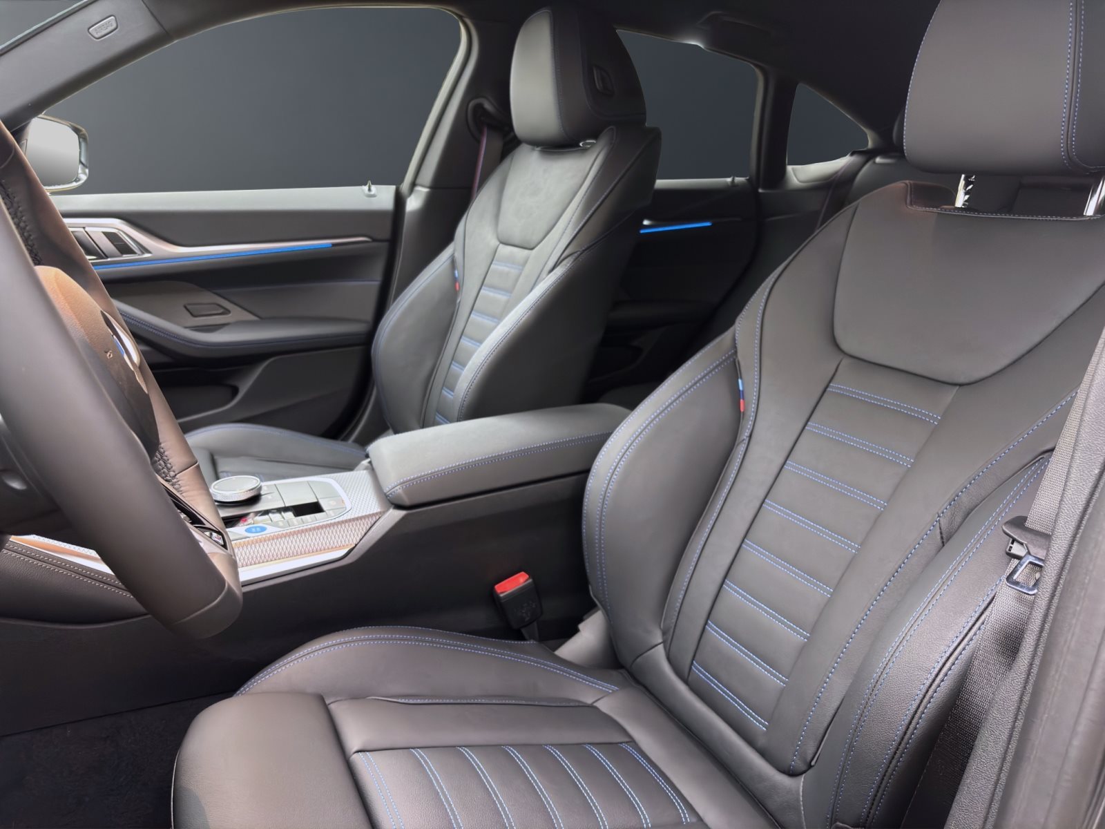 Fahrzeugabbildung BMW i4 xDrive40 [M Sport Pro, HUD, AHK, ACC, 19 LMR]