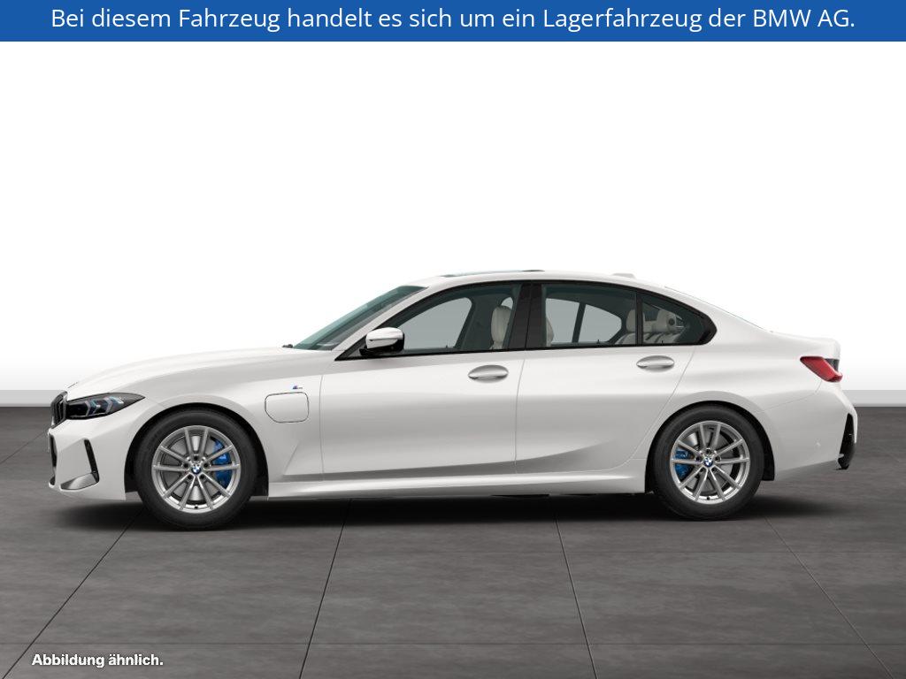 Fahrzeugabbildung BMW 330e Limousine