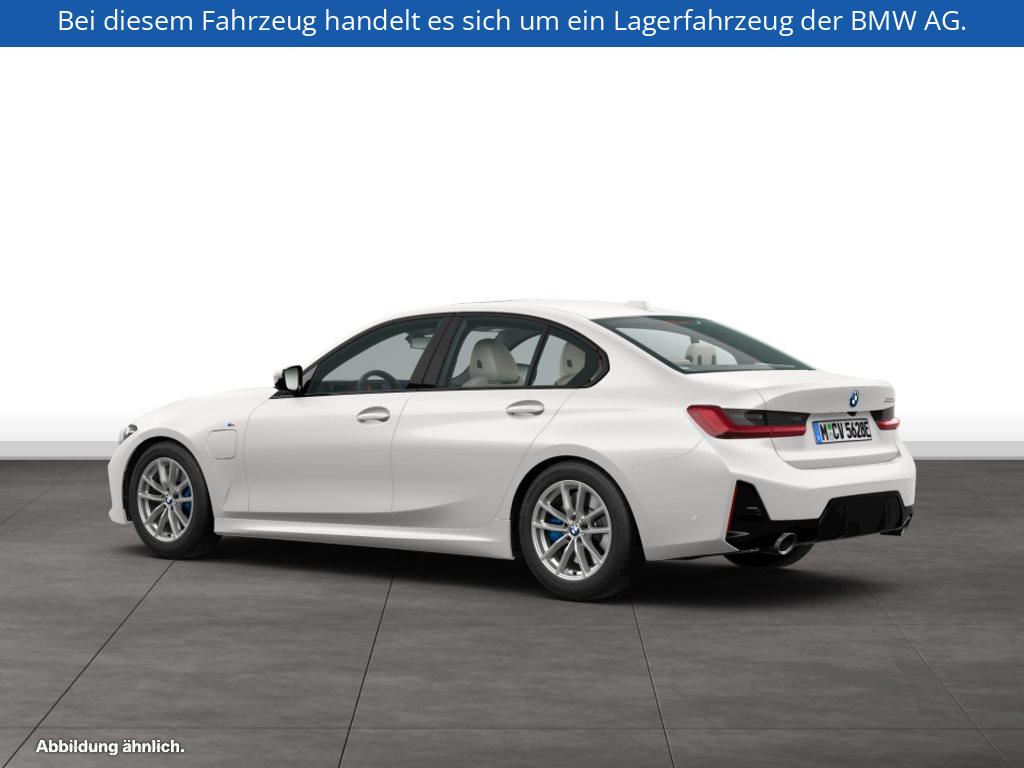 Fahrzeugabbildung BMW 330e Limousine