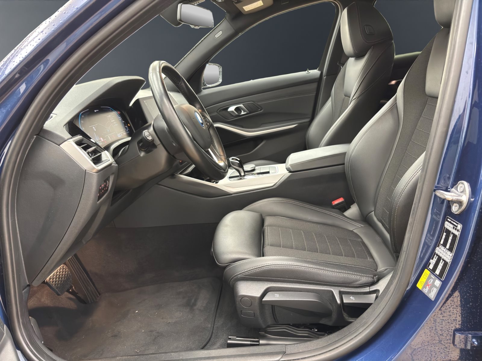 Fahrzeugabbildung BMW 320e Touring [Advantage, LC Prof., PDC, ACC]