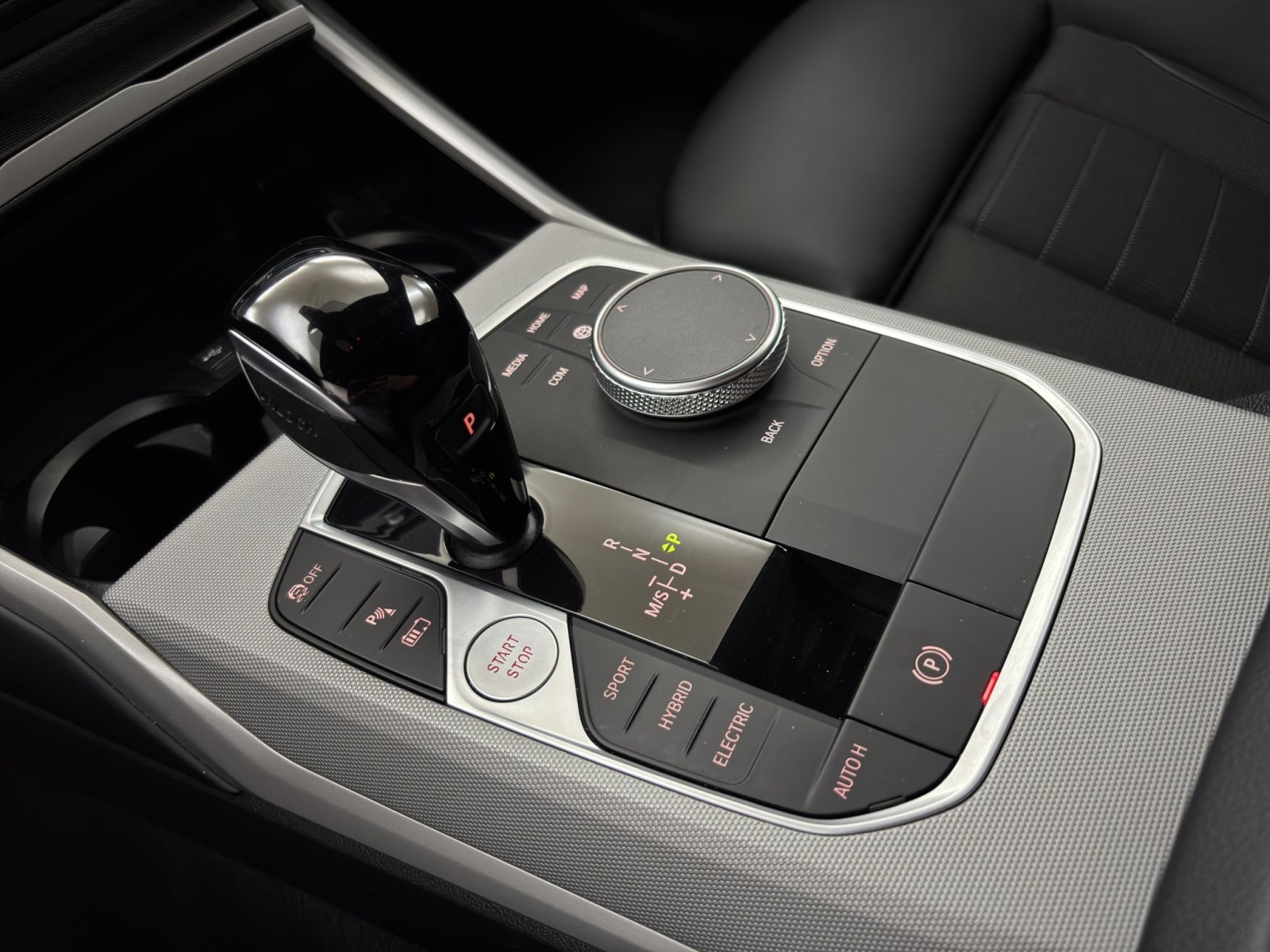 Fahrzeugabbildung BMW 320e Touring [Advantage, LC Prof., PDC, ACC]
