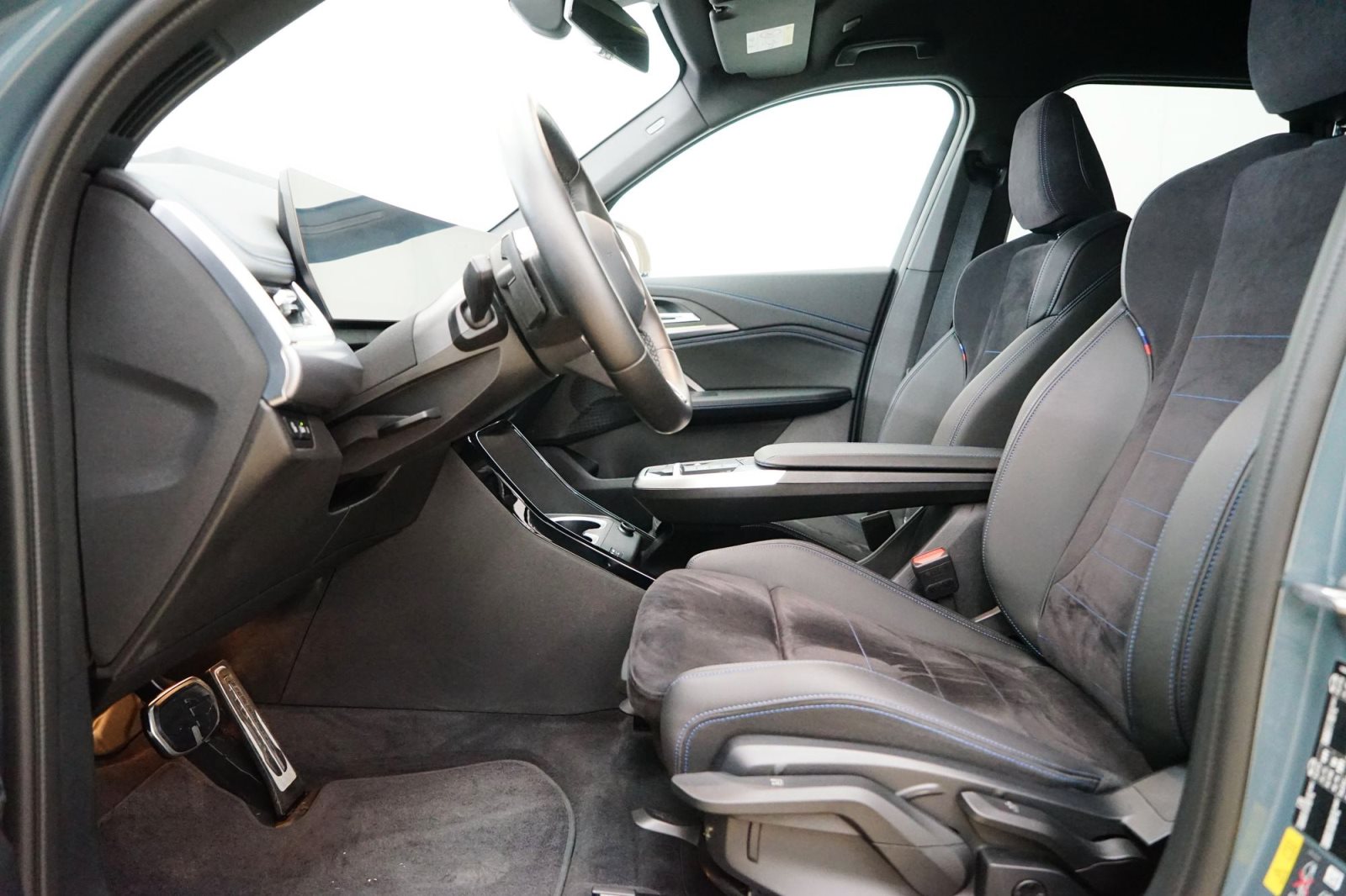 Fahrzeugabbildung BMW iX1 xDrive30 [M Sport, LC Prof., HUD. AHK, 19 ]