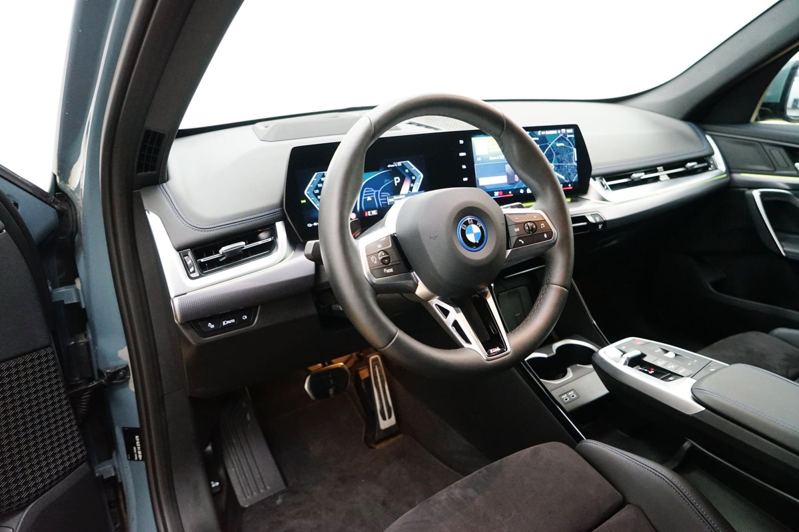 Fahrzeugabbildung BMW iX1 xDrive30 [M Sport, LC Prof., HUD. AHK, 19 ]