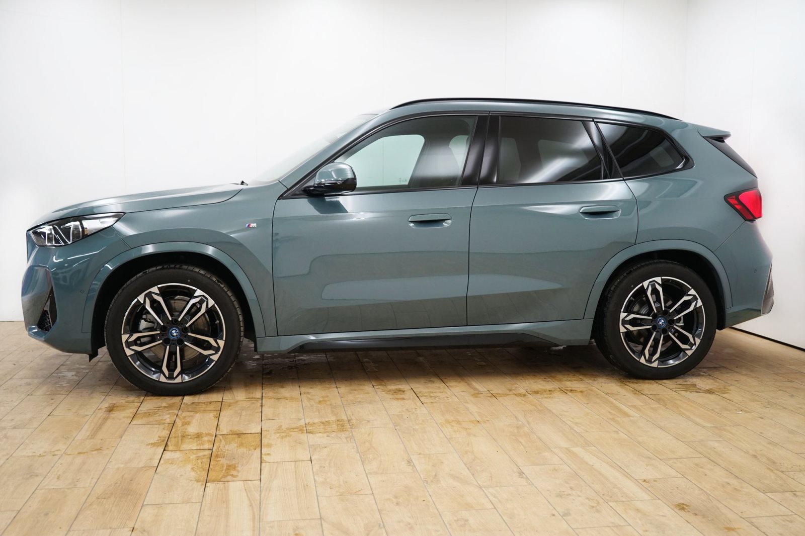 Fahrzeugabbildung BMW iX1 xDrive30 [M Sport, LC Prof., HUD. AHK, 19 ]