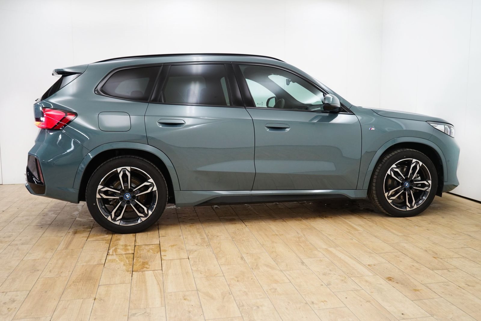 Fahrzeugabbildung BMW iX1 xDrive30 [M Sport, LC Prof., HUD. AHK, 19 ]