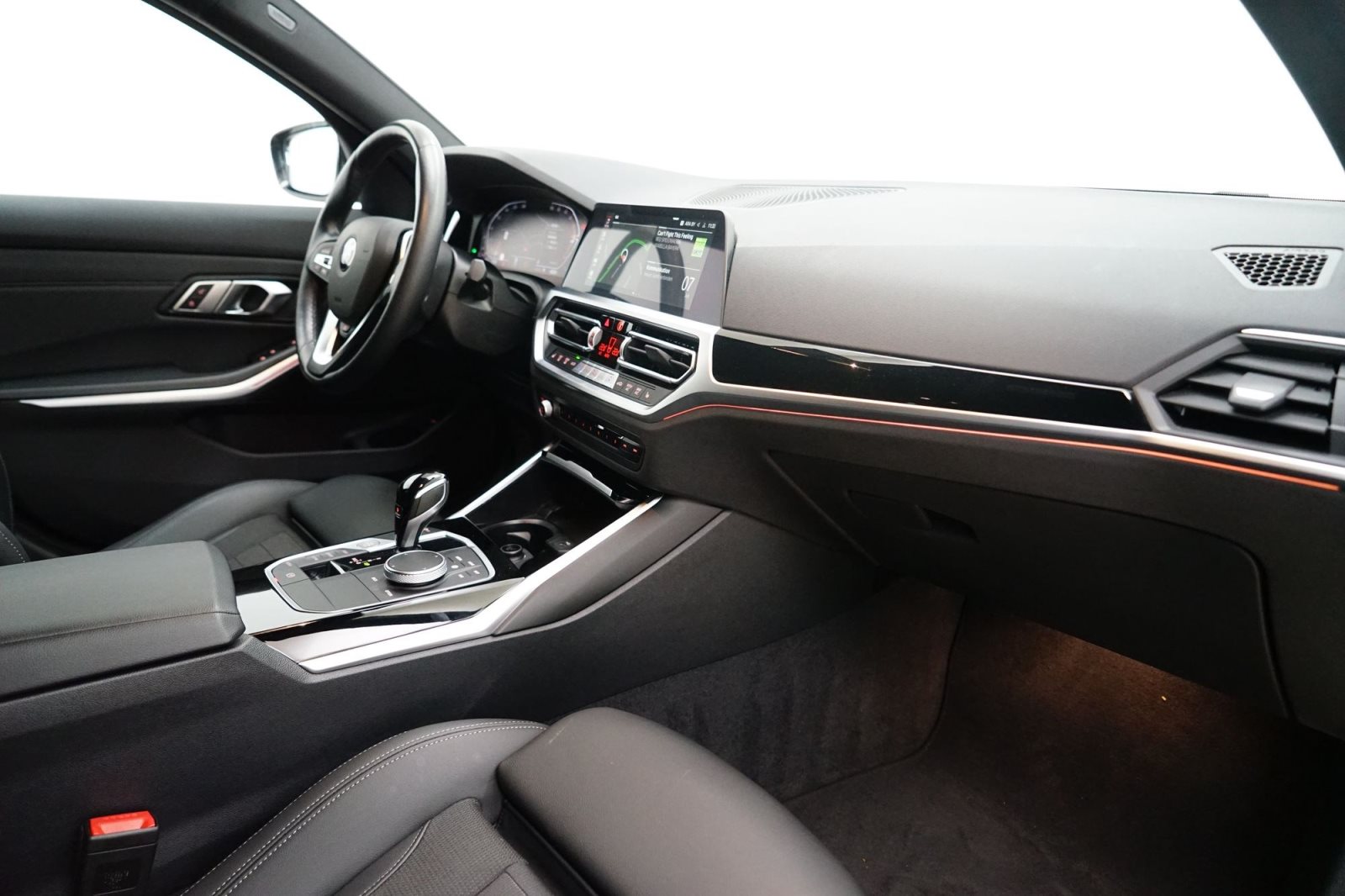 Fahrzeugabbildung BMW 320d xDrive Touring [Sport Line, LC Prof, AHK, ACC, Laser]