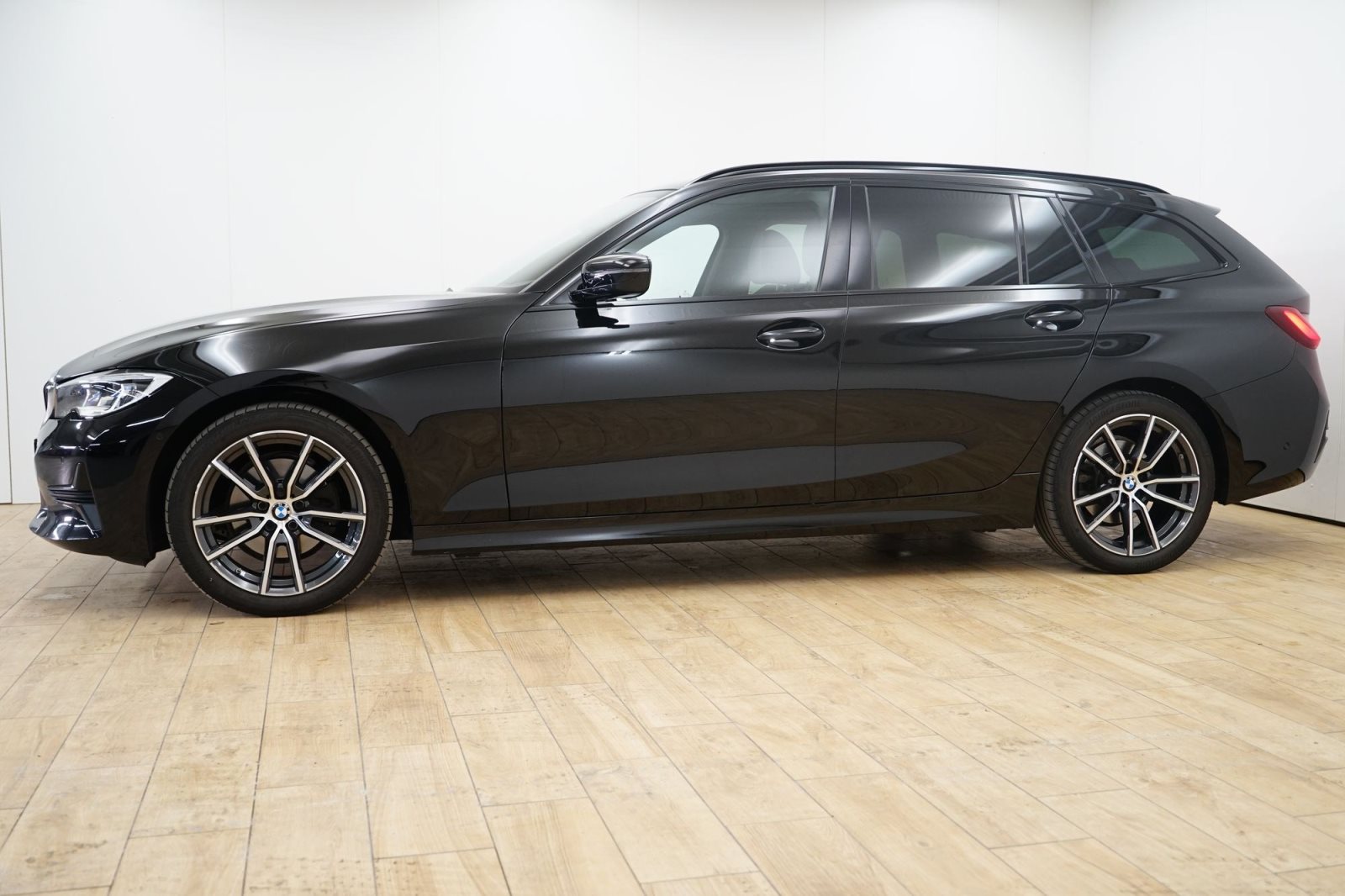 Fahrzeugabbildung BMW 320d xDrive Touring [Sport Line, LC Prof, AHK, ACC, Laser]