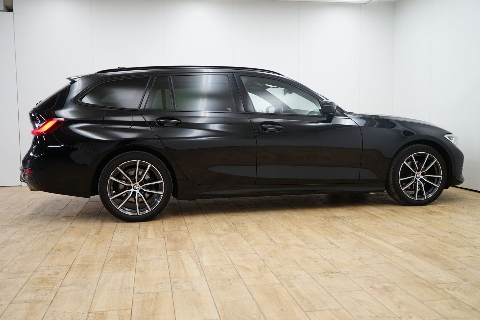 Fahrzeugabbildung BMW 320d xDrive Touring [Sport Line, LC Prof, AHK, ACC, Laser]