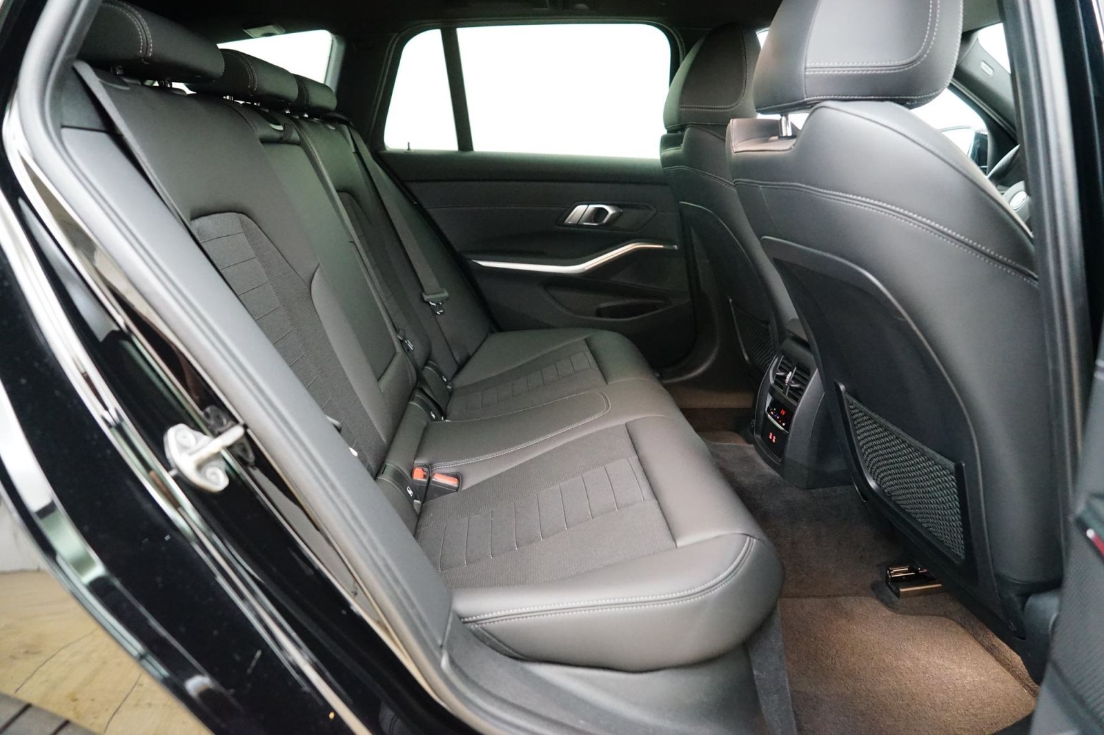 Fahrzeugabbildung BMW 320d xDrive Touring [Sport Line, LC Prof, AHK, ACC, Laser]