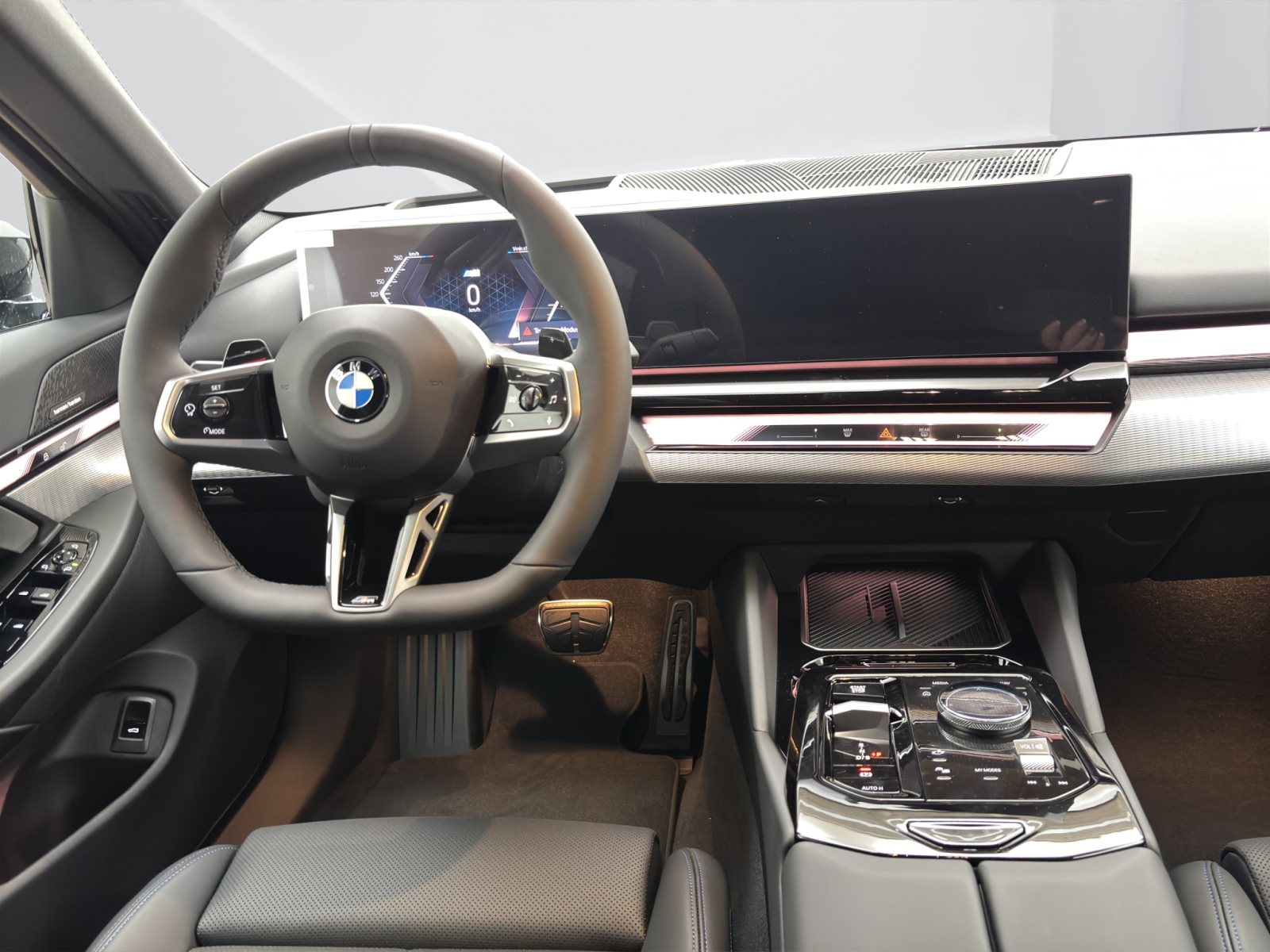 Fahrzeugabbildung BMW 520d xDrive Touring [M Sport Pro, HUD, AHK, ACC, h&k Sound]