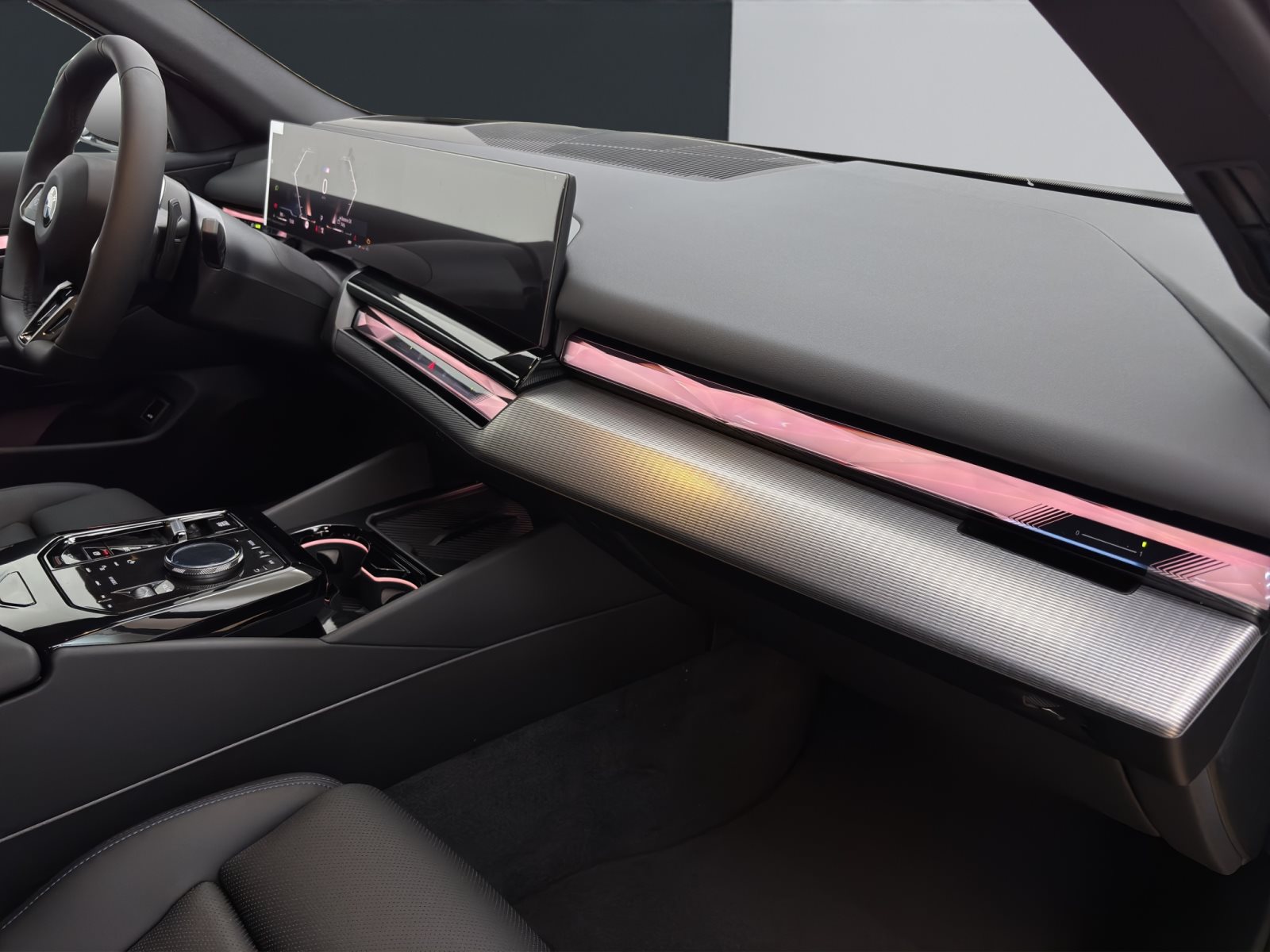 Fahrzeugabbildung BMW 520d xDrive Touring [M Sport Pro, HUD, AHK, ACC, h&k Sound]