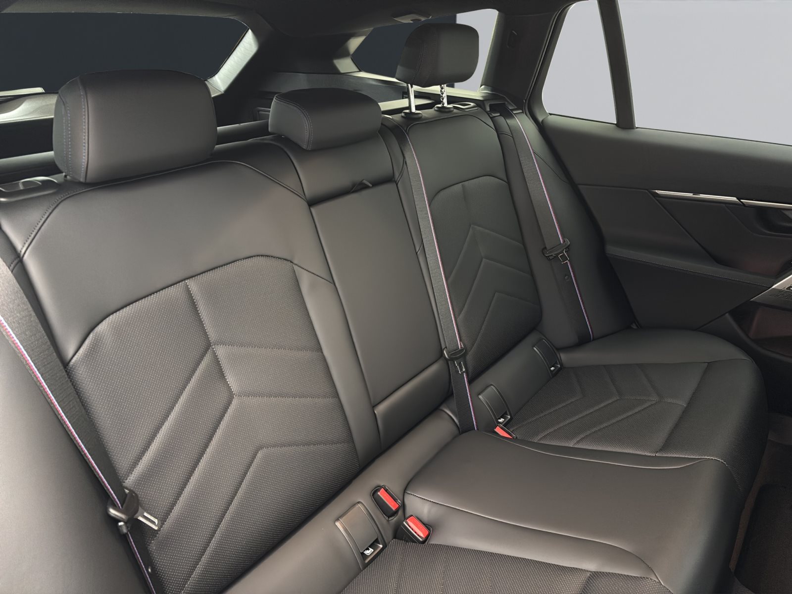 Fahrzeugabbildung BMW 520d xDrive Touring [M Sport Pro, HUD, AHK, ACC, h&k Sound]