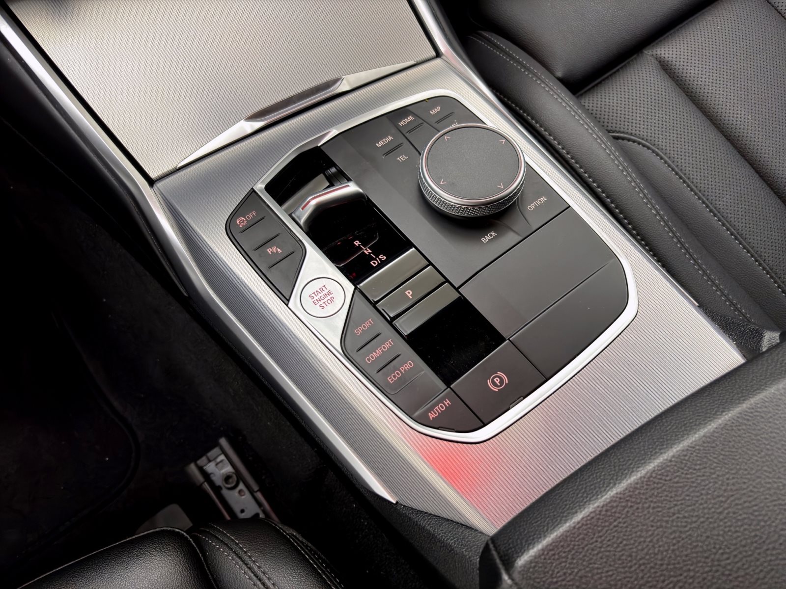 Fahrzeugabbildung BMW 320d Touring [LC Prof., HUD, SHZ, HK Sound, 17 ]