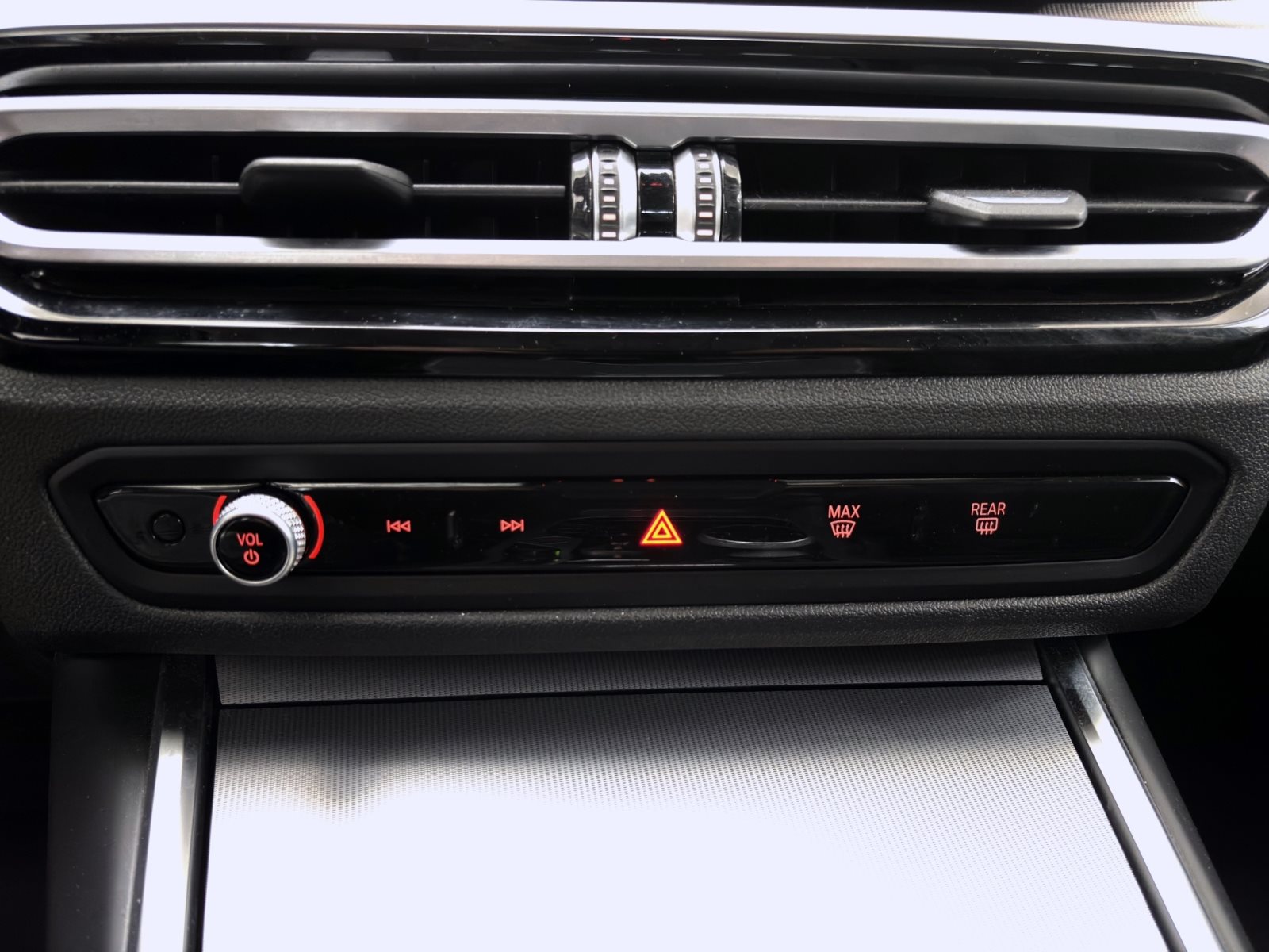 Fahrzeugabbildung BMW 320d Touring [LC Prof., HUD, SHZ, HK Sound, 17 ]