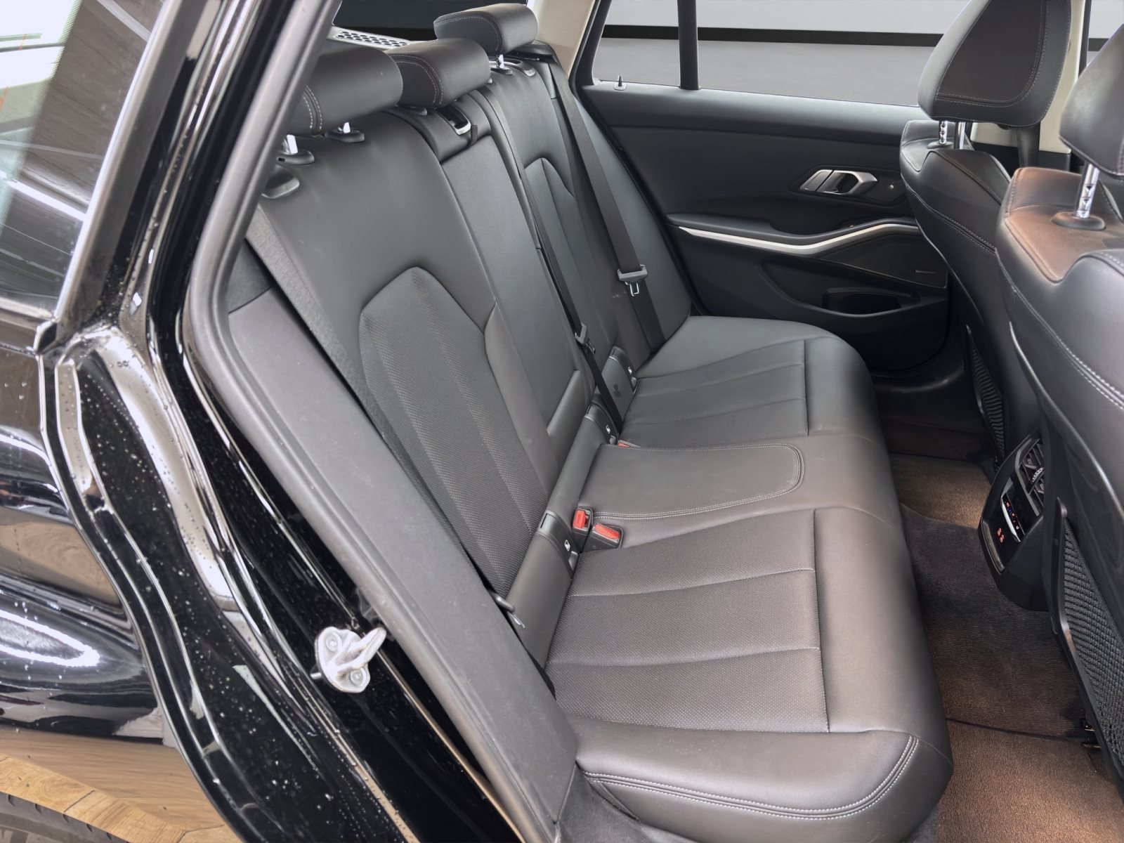 Fahrzeugabbildung BMW 320d Touring [LC Prof., HUD, SHZ, HK Sound, 17 ]
