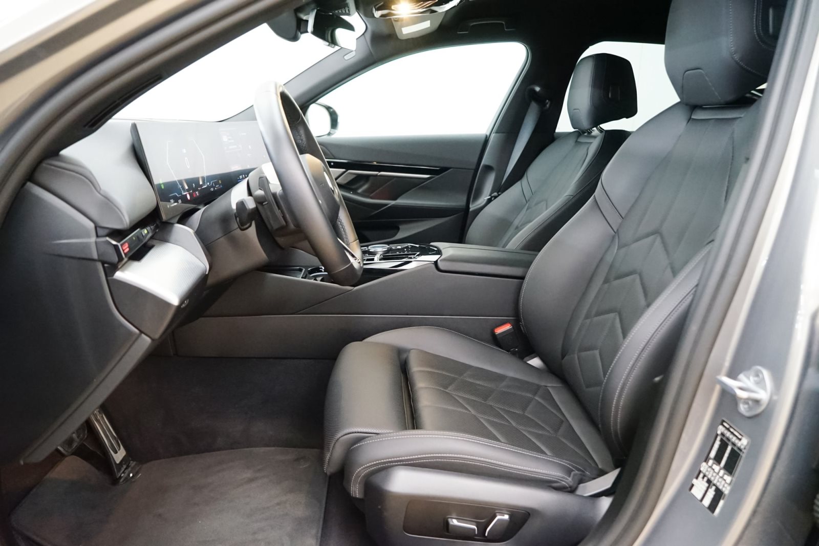 Fahrzeugabbildung BMW 520d Limousine [M Sport, ACC, AHK, LED, RFK]