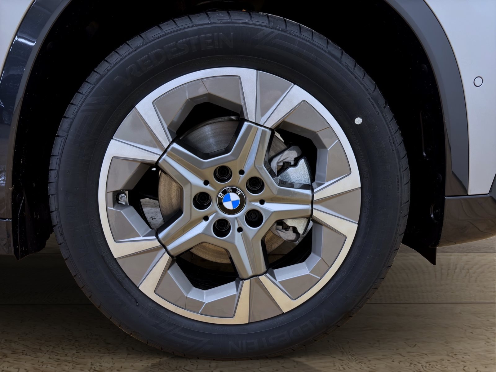 Fahrzeugabbildung BMW iX1 eDrive20 [xLine, AHK, ACC, RFK, 18 LMR, LED, SHZ]