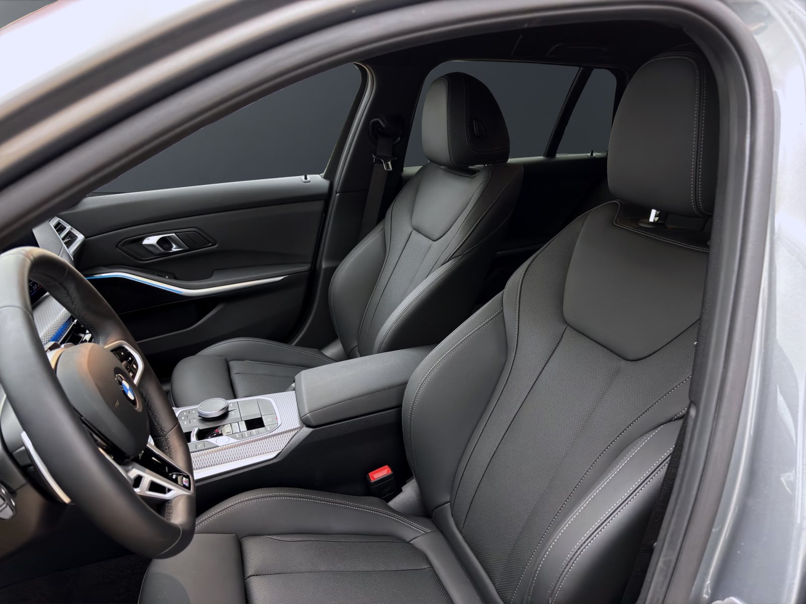 Fahrzeugabbildung BMW 320d Touring [M Sport, LC Plus, ACC, RFK, AHK]