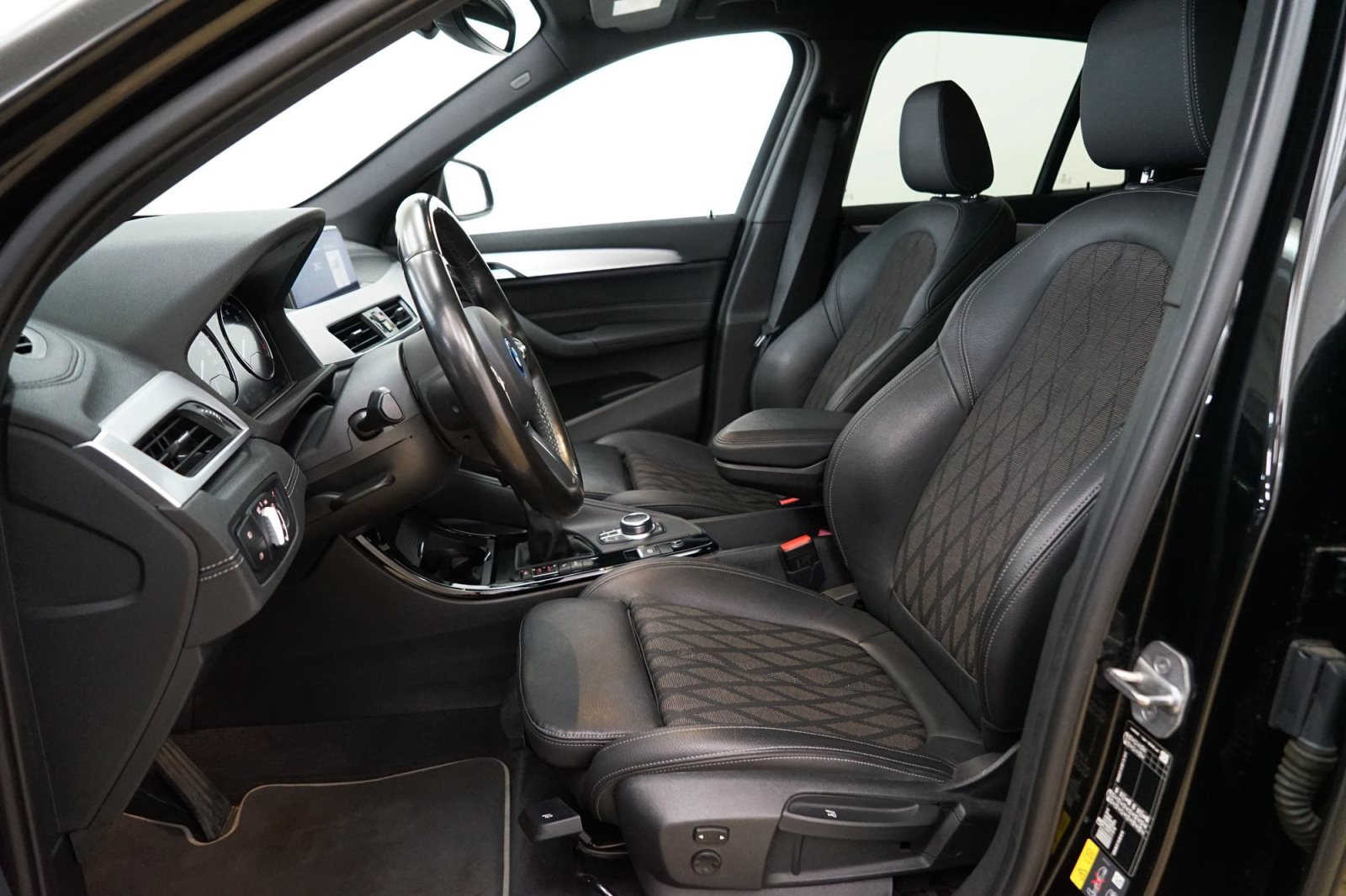 Fahrzeugabbildung BMW X1 xDrive25e [xLine, Navi, AHK, RFK, SHZ, 18 ]