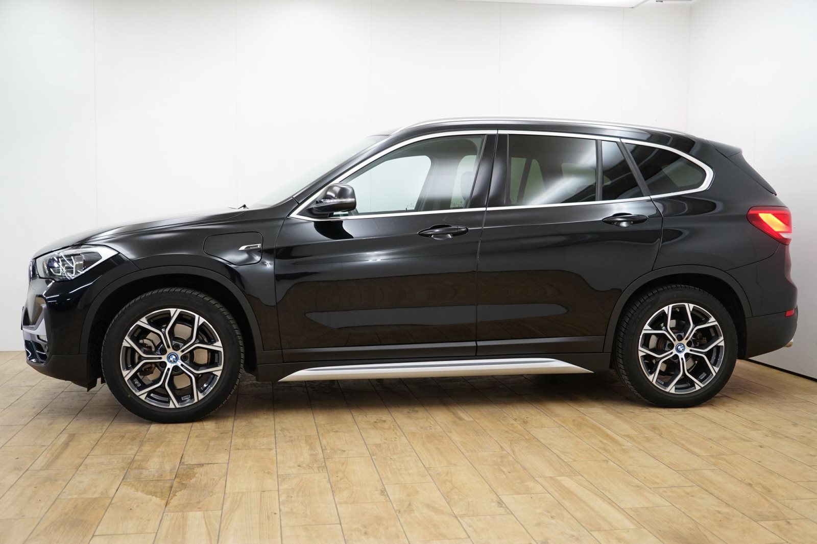 Fahrzeugabbildung BMW X1 xDrive25e [xLine, Navi, AHK, RFK, SHZ, 18 ]