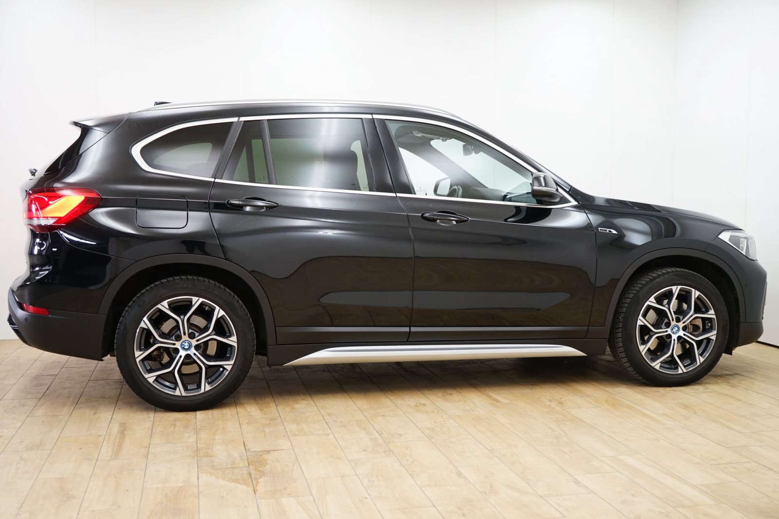 Fahrzeugabbildung BMW X1 xDrive25e [xLine, Navi, AHK, RFK, SHZ, 18 ]
