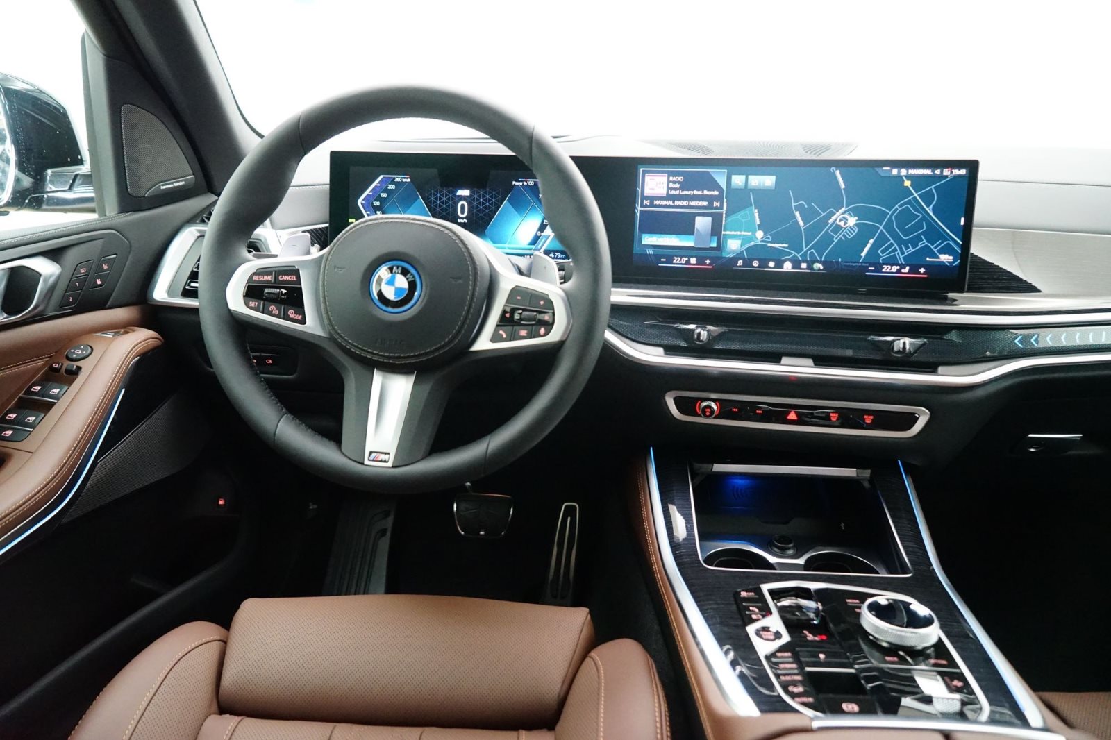 Fahrzeugabbildung BMW X5 xDrive50e [M Sport, HUD, AHK, ACC, GSD, 22 LMR]