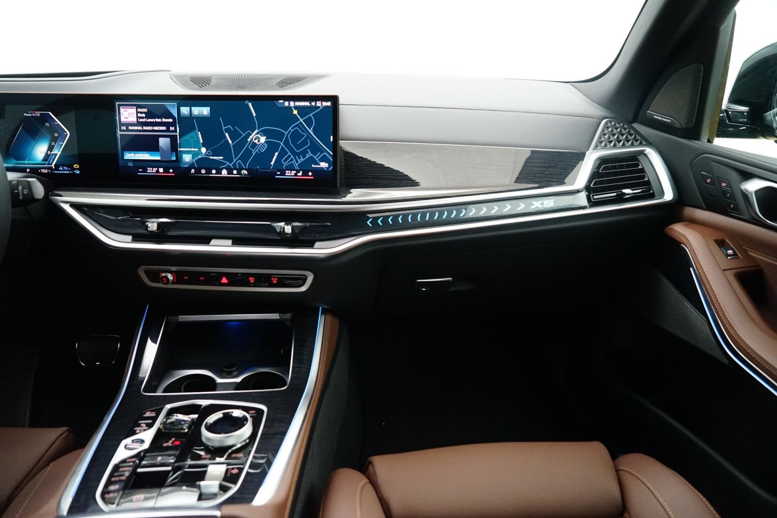 Fahrzeugabbildung BMW X5 xDrive50e [M Sport, HUD, AHK, ACC, GSD, 22 LMR]