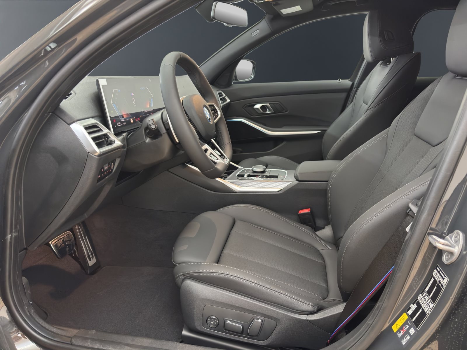 Fahrzeugabbildung BMW 330e xDrive Touring [M Sport Pro, AHK, ACC, 19 LMR, RFK]