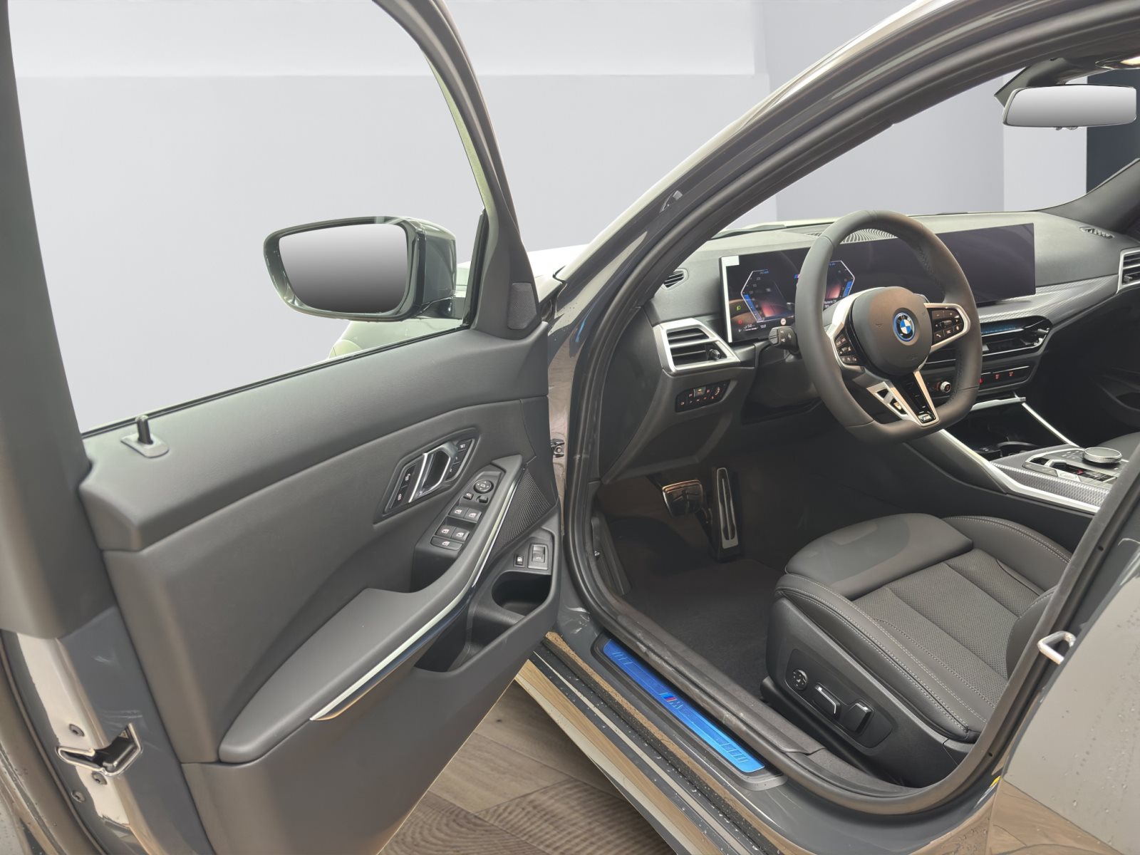 Fahrzeugabbildung BMW 330e xDrive Touring [M Sport Pro, AHK, ACC, 19 LMR, RFK]