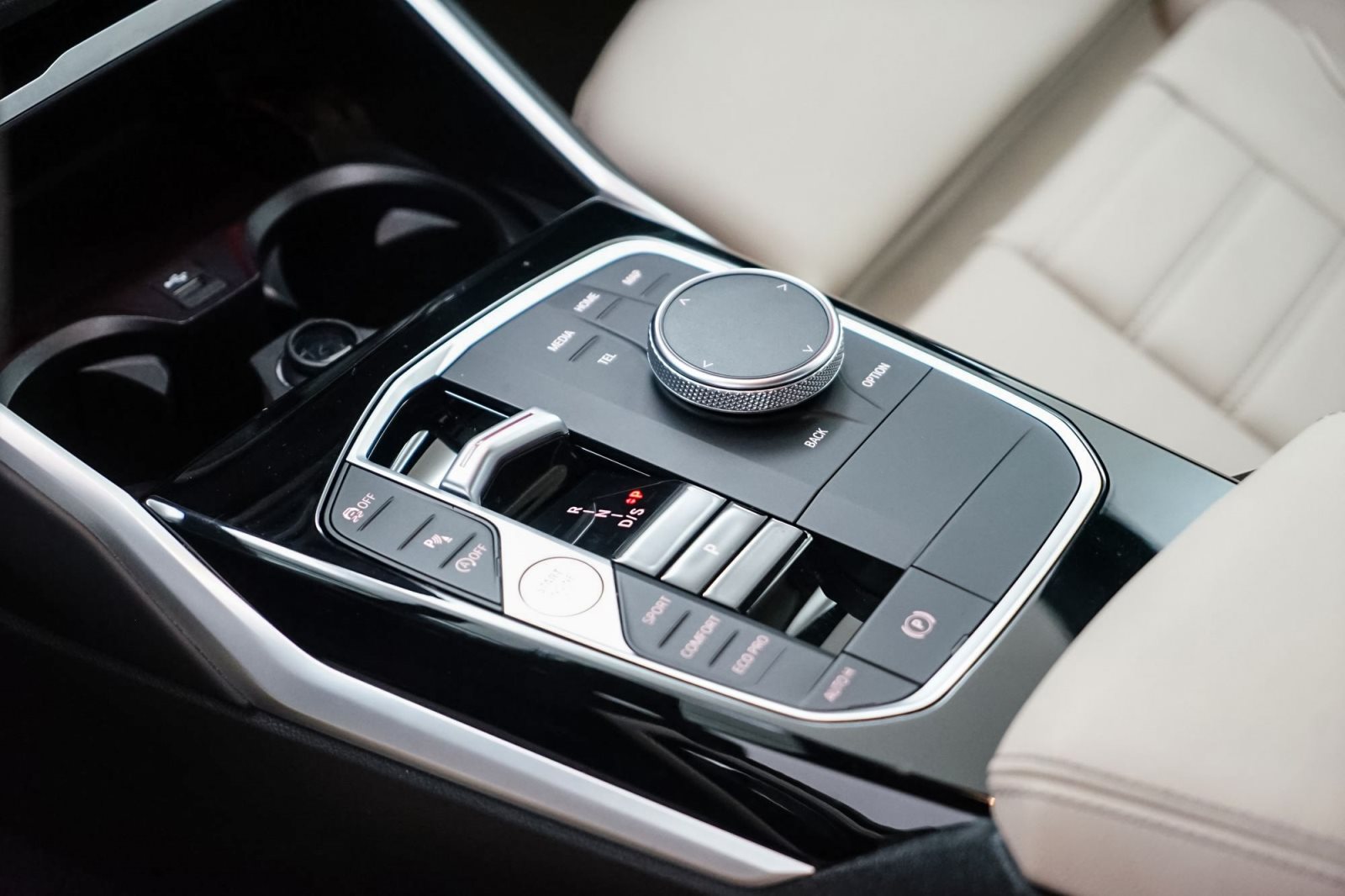 Fahrzeugabbildung BMW 220i Coupé A [M Sport, HUD, ACC, RFK, h&k Sound]