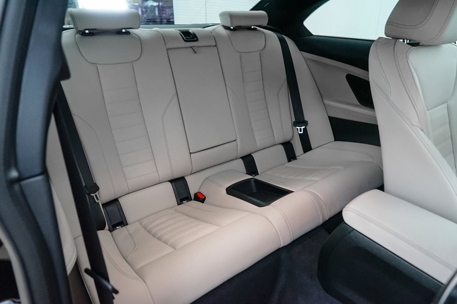 Fahrzeugabbildung BMW 220i Coupé A [M Sport, HUD, ACC, RFK, h&k Sound]