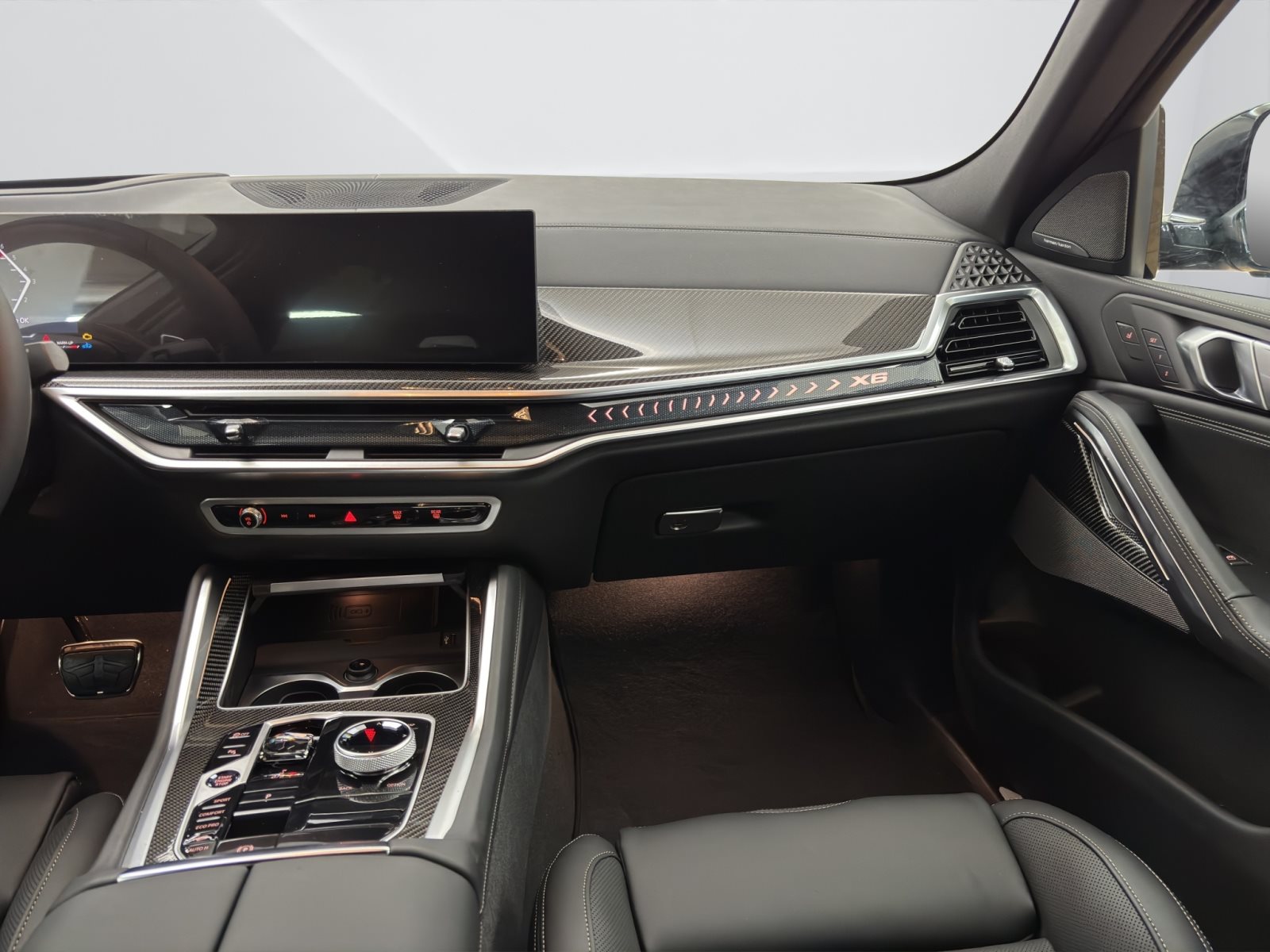 Fahrzeugabbildung BMW X6 xDrive40d [M Sport Pro, HUD, AHK, ACC, Carbon]