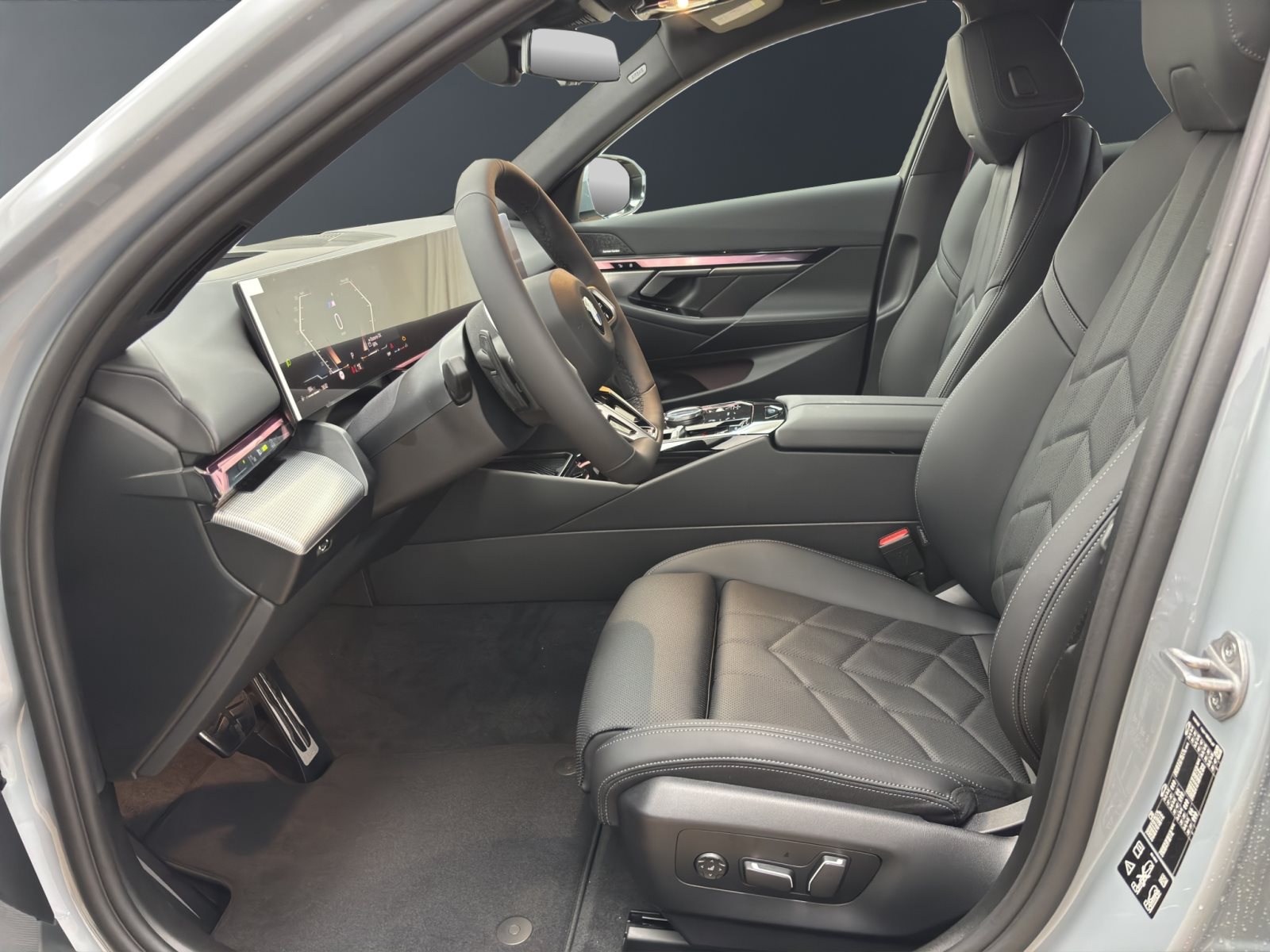 Fahrzeugabbildung BMW 520d xDrive Touring [M Sport Pro, HUD, AHK, ACC, h&k Sound]