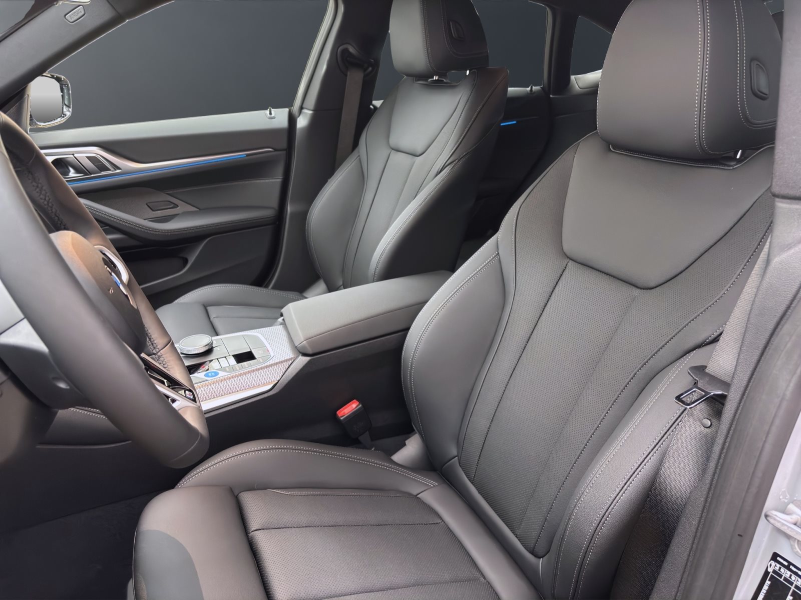 Fahrzeugabbildung BMW i4 eDrive40 [M Sport, HUD, AHK, ACC, RFK, 19 LMR]