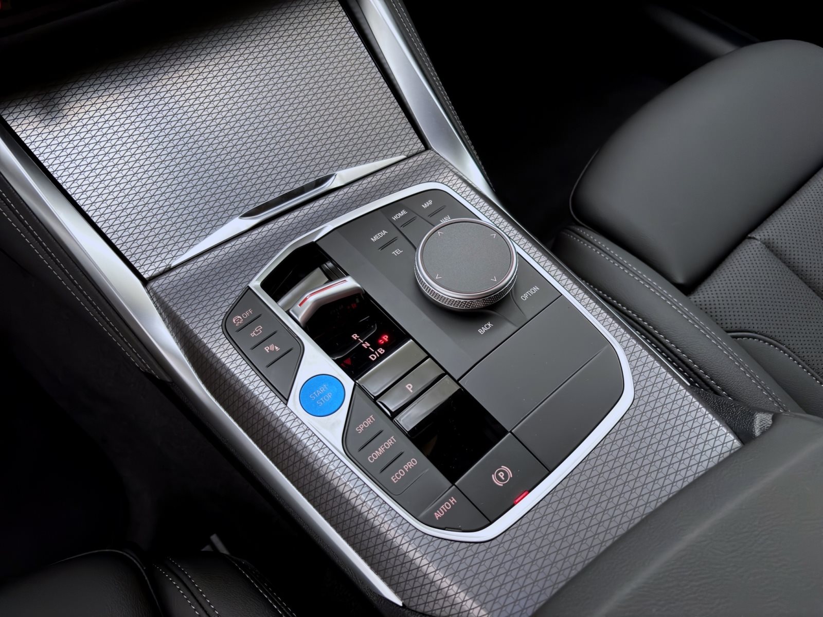 Fahrzeugabbildung BMW i4 eDrive40 [M Sport, HUD, AHK, ACC, RFK, 19 LMR]