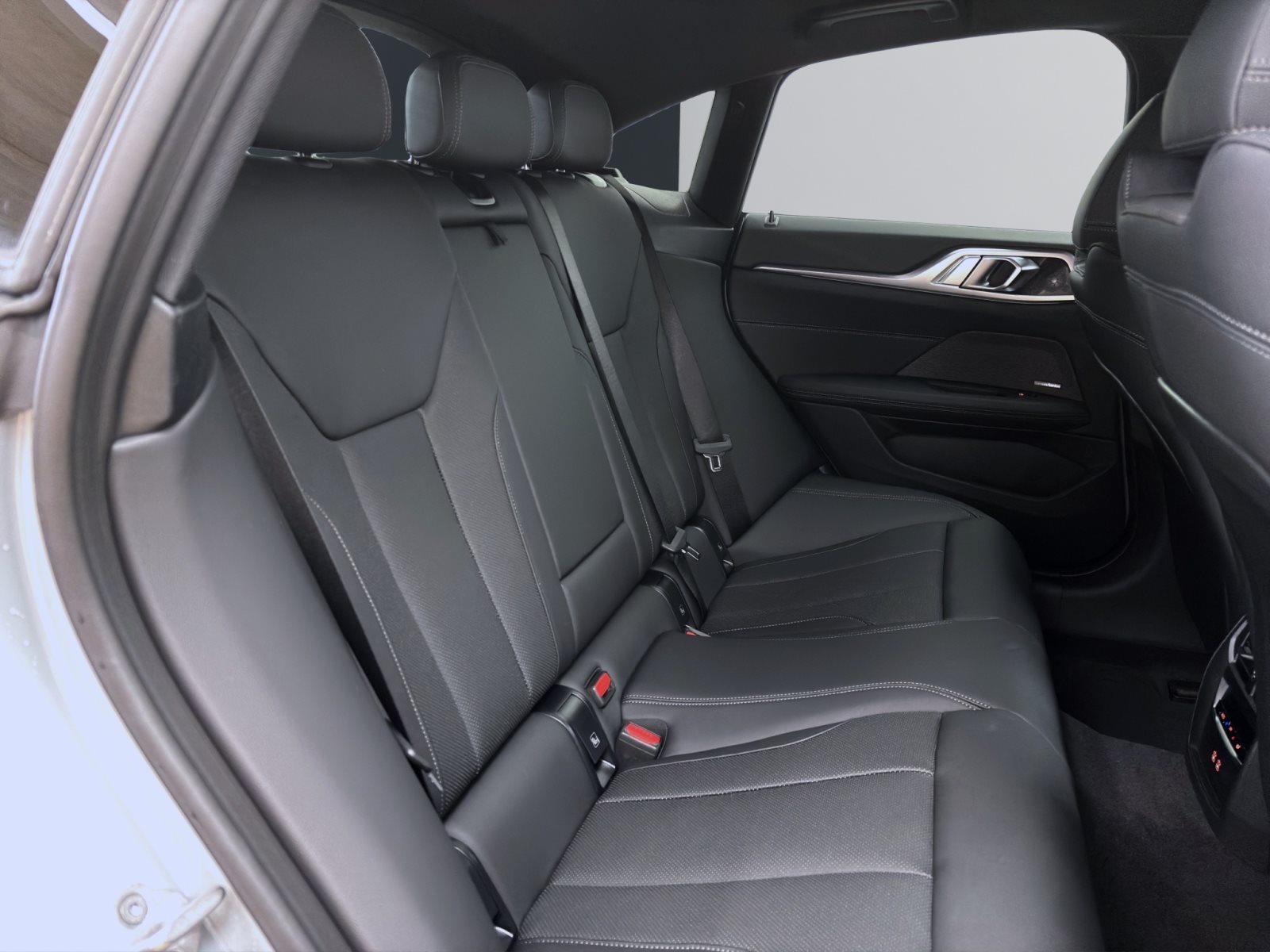 Fahrzeugabbildung BMW i4 eDrive40 [M Sport, HUD, AHK, ACC, RFK, 19 LMR]