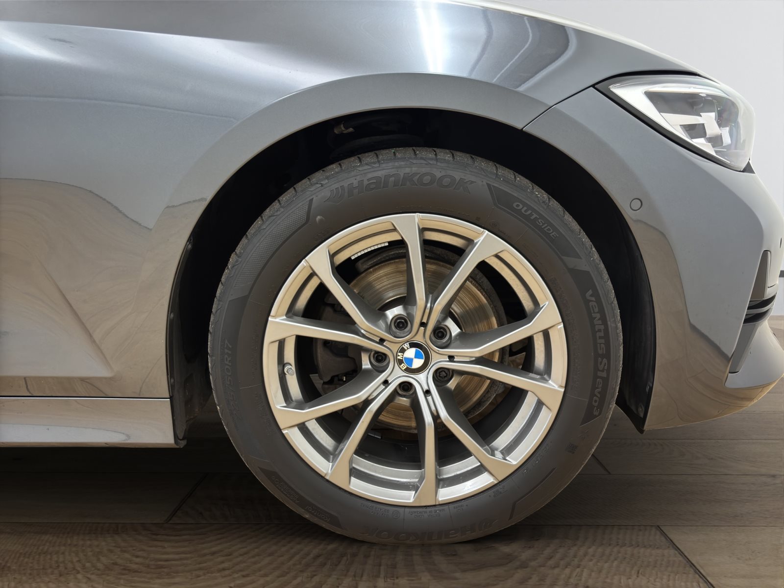 Fahrzeugabbildung BMW 320d xDrive Touring [Sport Line, LC Prof., ACC]