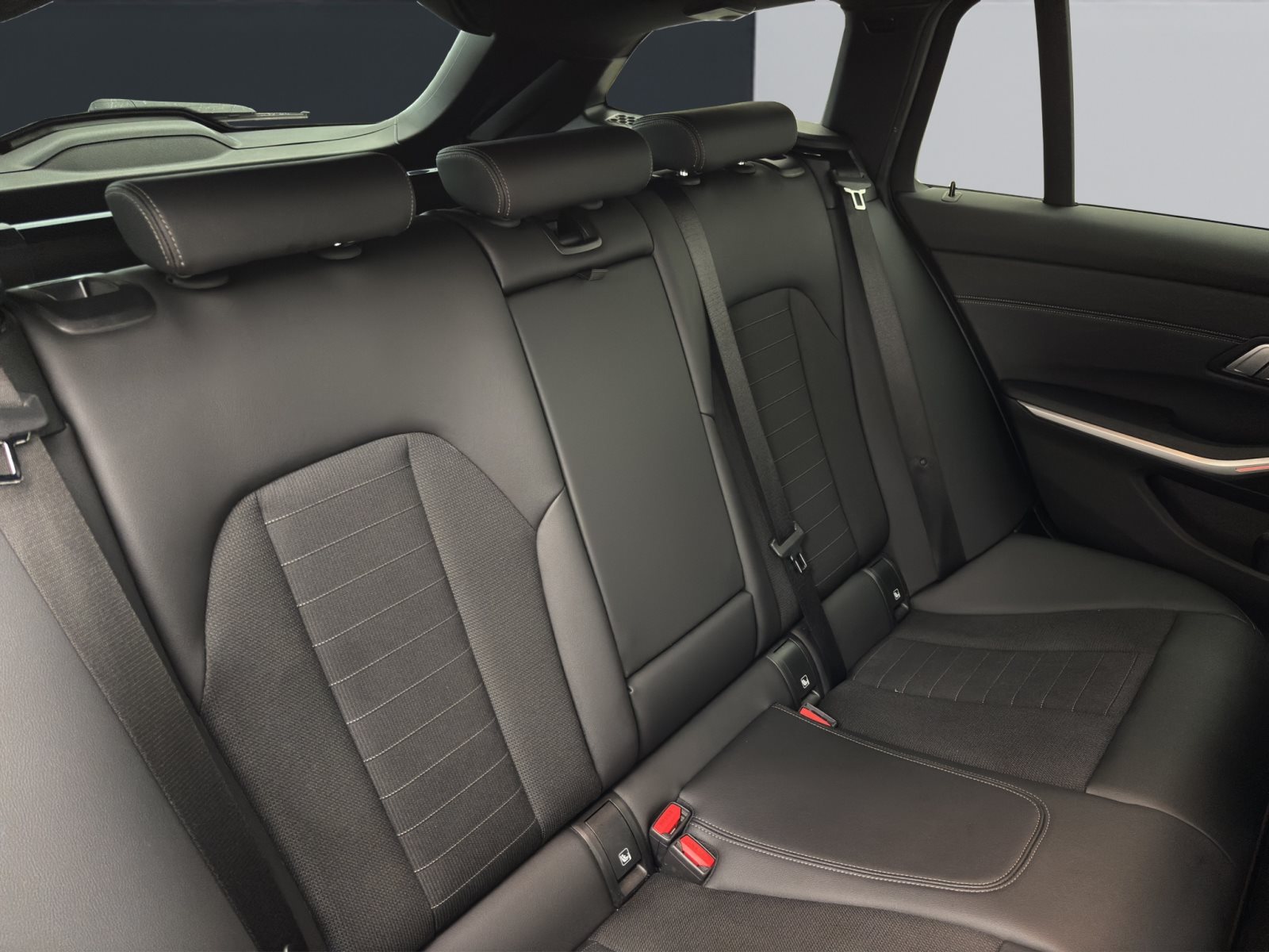 Fahrzeugabbildung BMW 320d xDrive Touring [Sport Line, LC Prof., ACC]