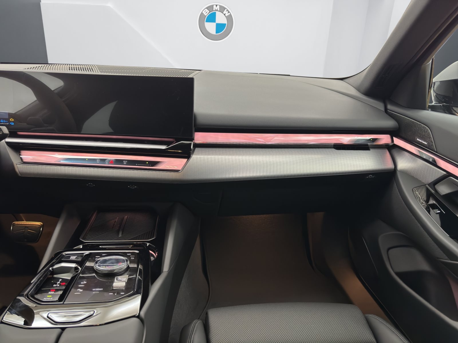 Fahrzeugabbildung BMW 530e Touring [M Sport, AHK, ACC, RFK, h&k Sound]
