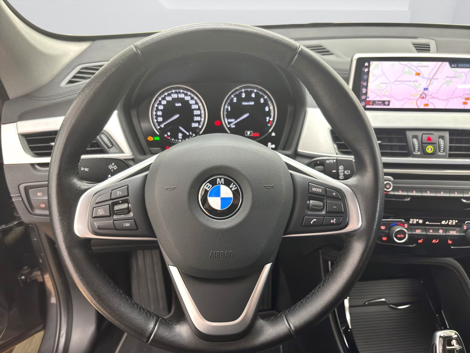 Fahrzeugabbildung BMW X1 sDrive20i [xLine, Navi, AHK, RFK, 18 LMR]