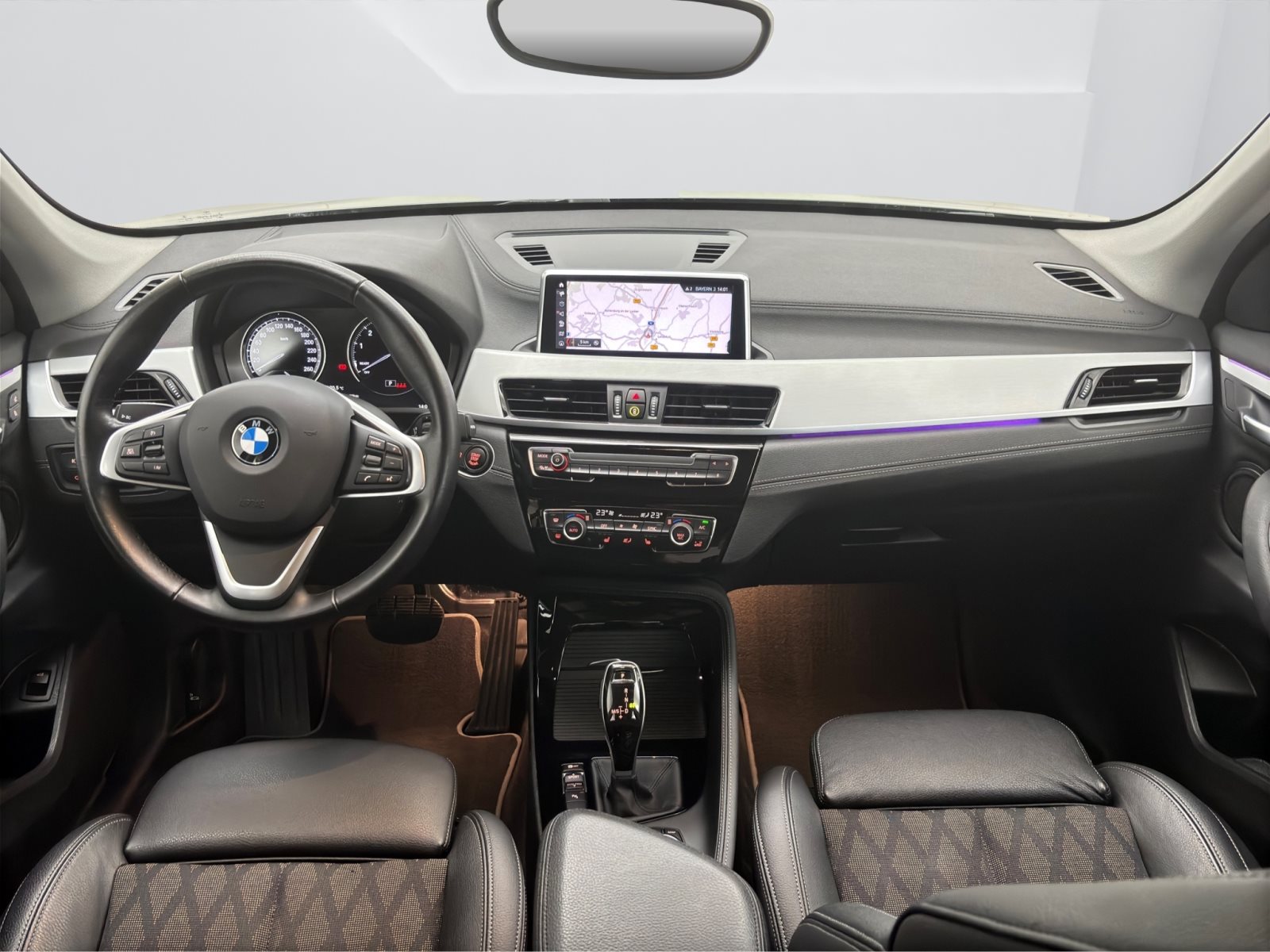 Fahrzeugabbildung BMW X1 sDrive20i [xLine, Navi, AHK, RFK, 18 LMR]